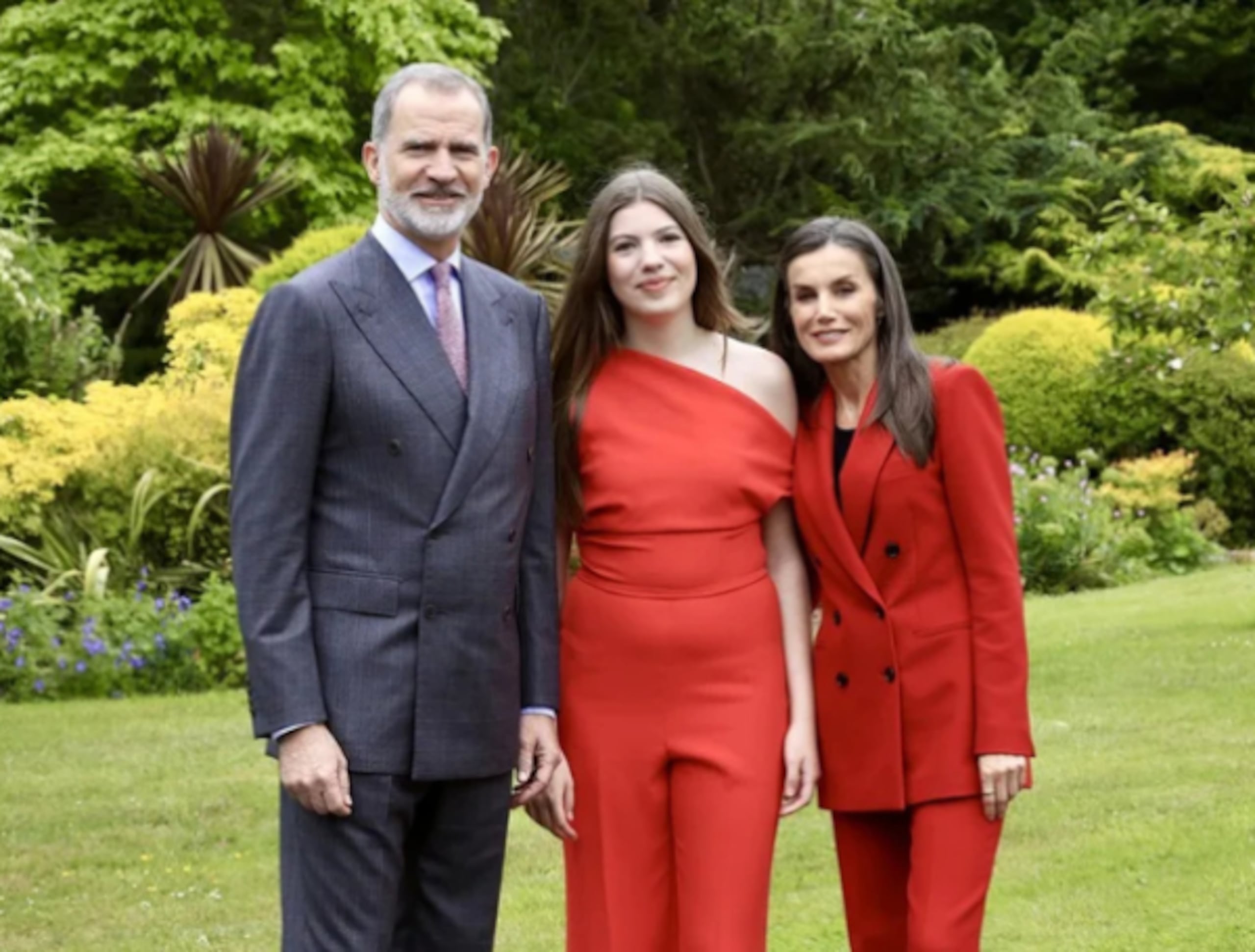El rey Felipe VI y la reina Letizia posan para una foto con su hija menor, la princesa Sofía.