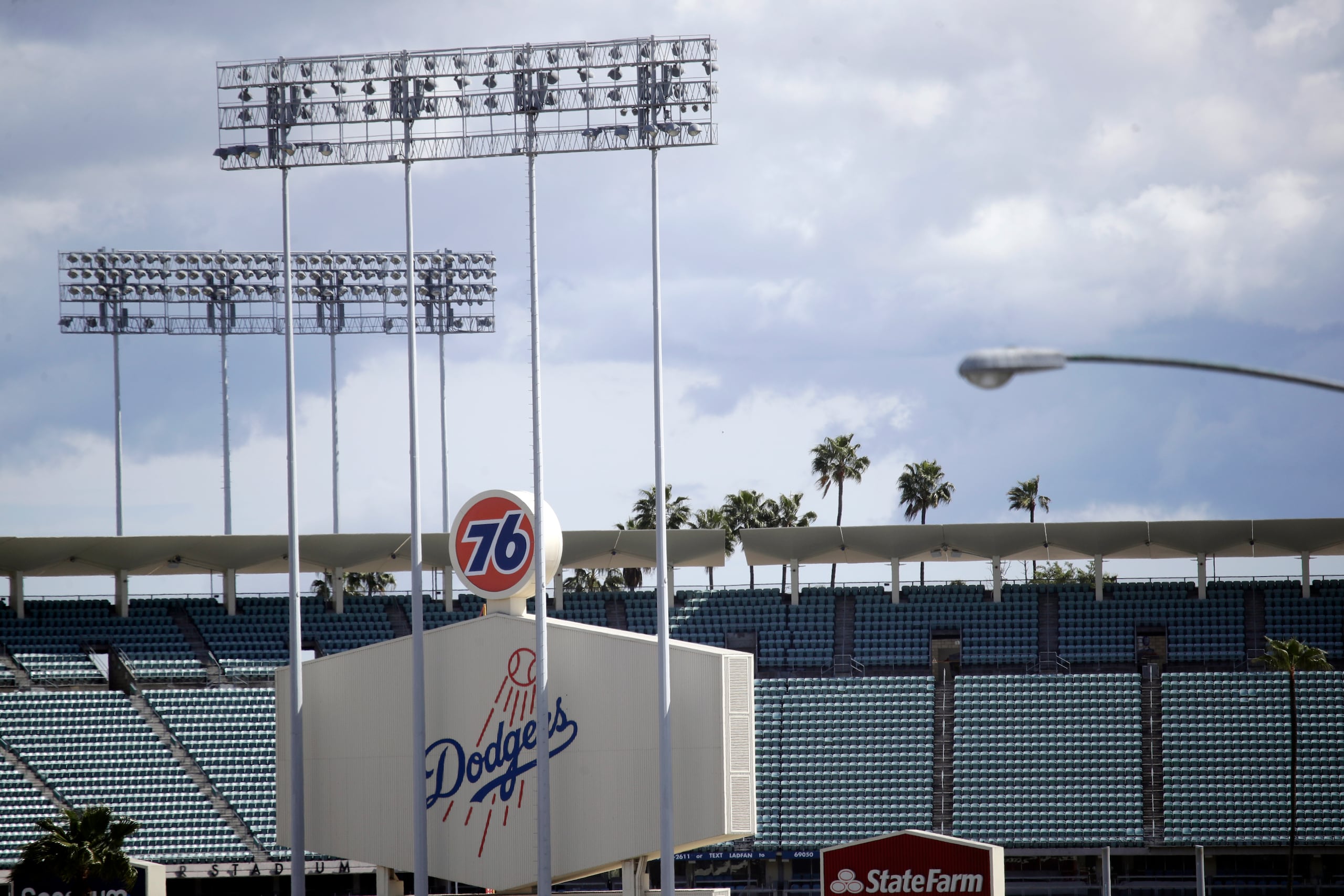 Foto del 25 de marzo del 2020, la parte exterior del Estadio de los Dodgers, casa del equipo de las Grandes Ligas.