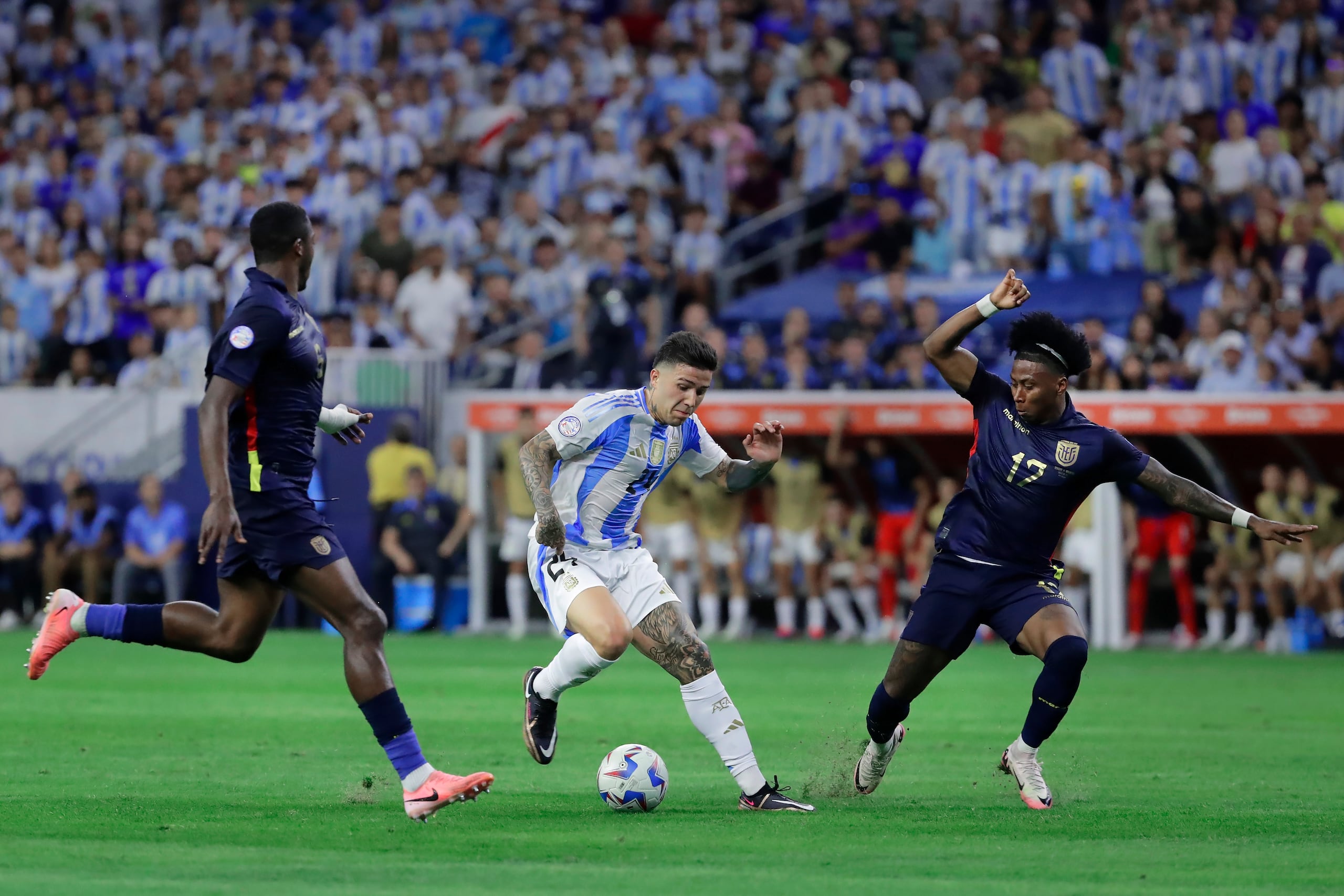 Enzo Fernandez, centro, controla el balón durante un partido de la Copa América ante Ecuador. Fernández fue quien publicó el video en el que se emiten las expresiones calificadas como racistas.