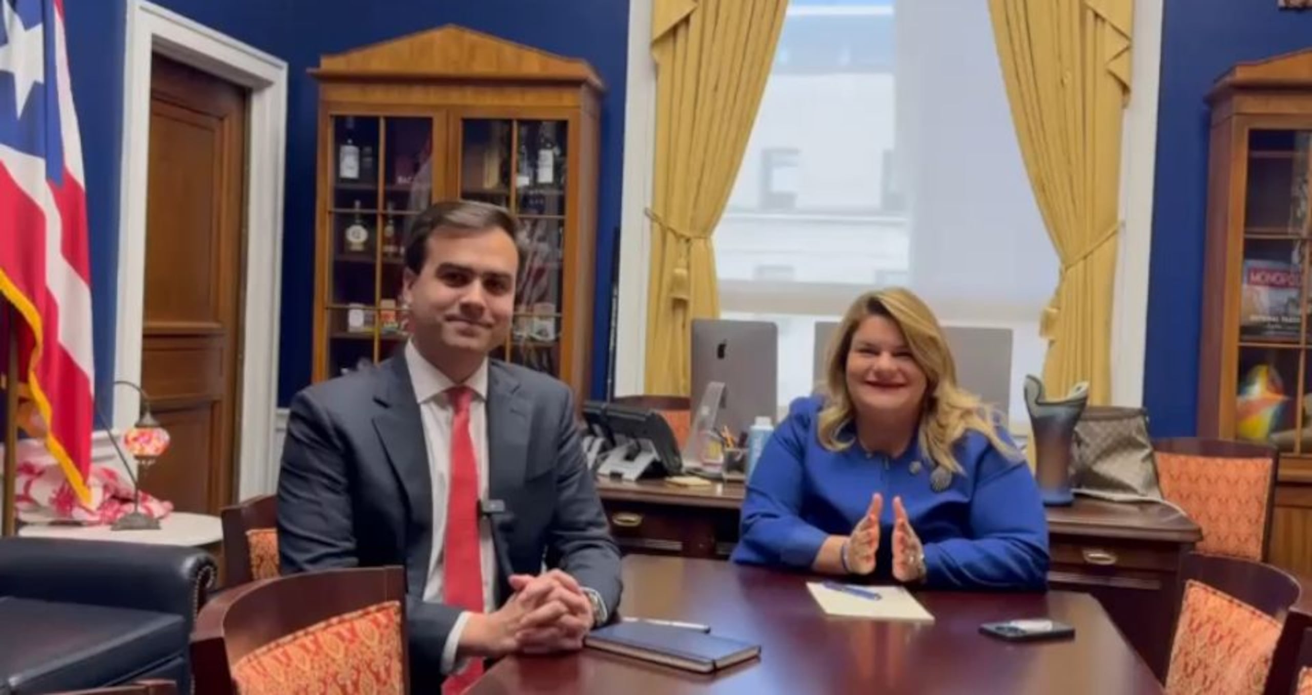 El comisionado residente y presidente del PPD, Pablo José Hernández, junto a la gobernadora.