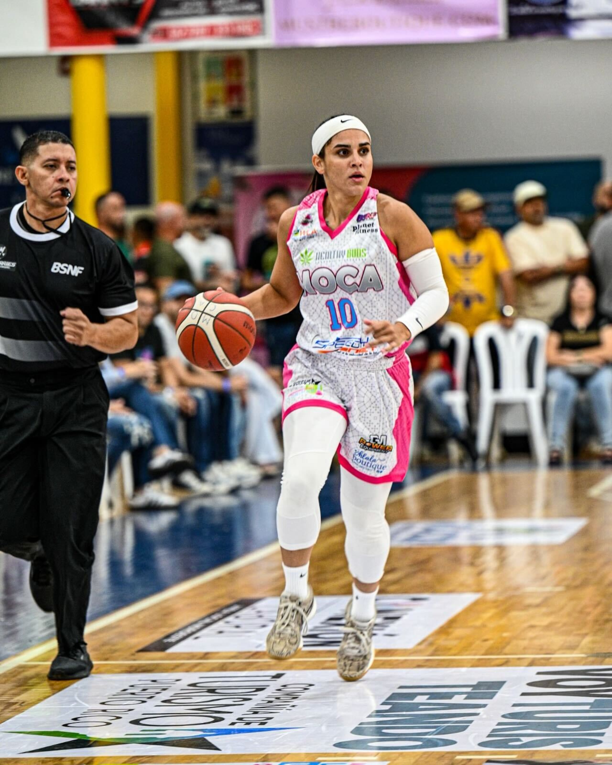 Ashley Torres, de las Explosivas de Moca en el BSNF, maneja el balón.