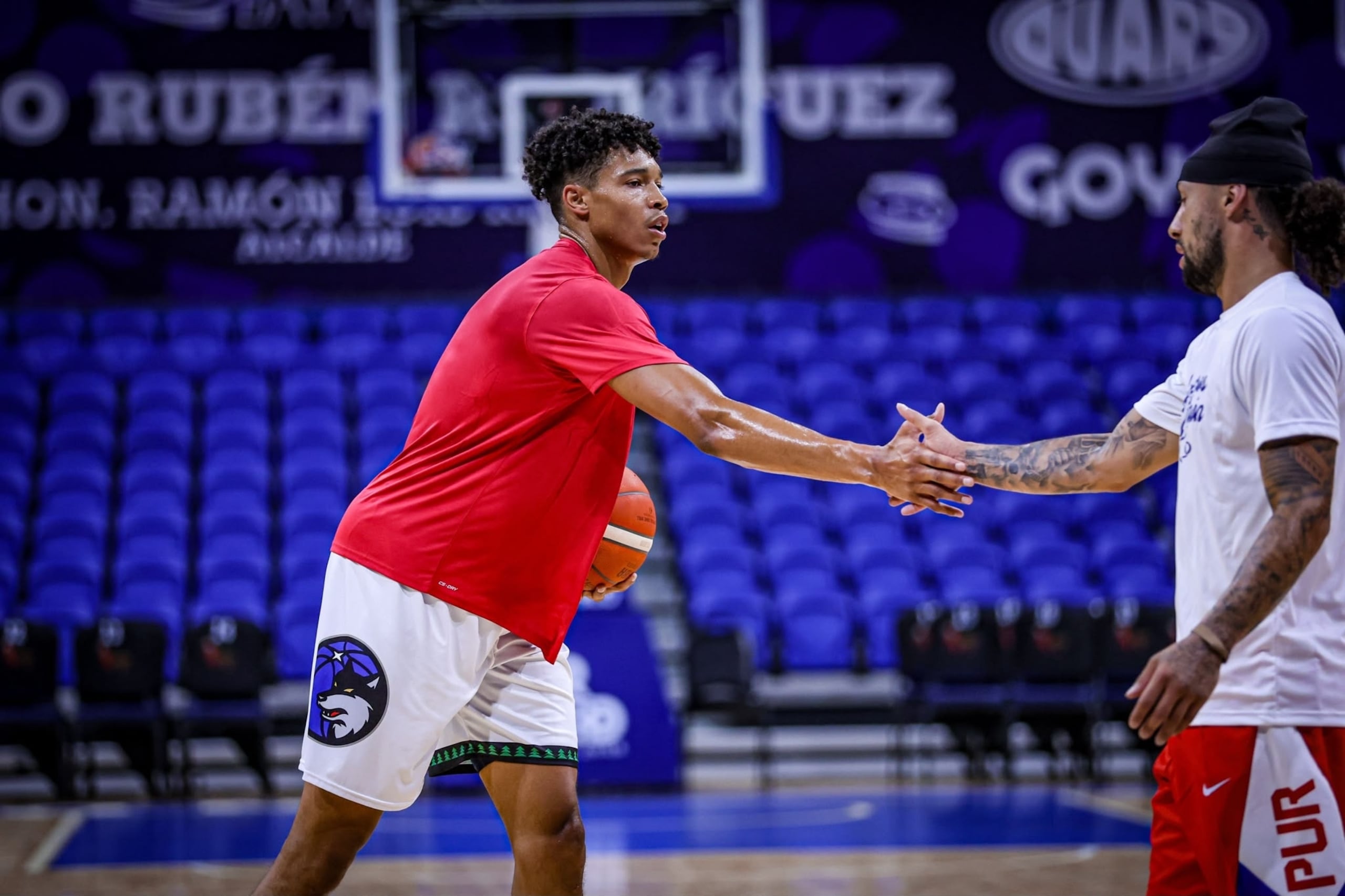 Enrique Freeman saluda a José Alvarado durante una práctica antes de la tercera ventana clasificatoria a la Copa del Mundo FIBA 2027.