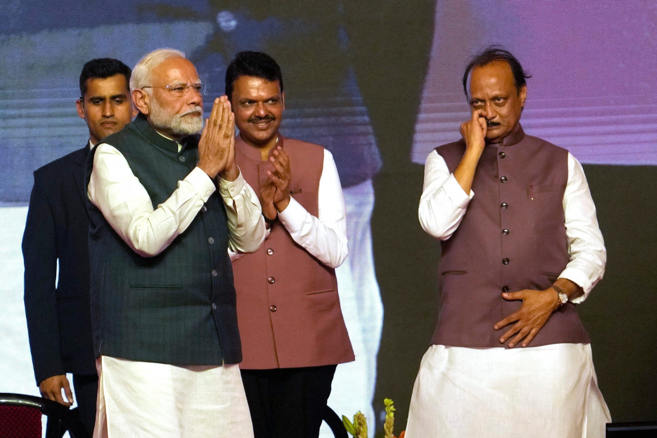 El vice primer ministro de Maharashtra Ajit Pawar, a la derecha, se ve junto al primer ministro de India, Narendra Modi, a la izquierda, y el ministro jefe de Maharashtra, Devendra Fadnavis, en el centro, durante la ceremonia de investidura del gobierno de Maharashtra en Mumbai, India, el 5 de diciembre de 2024.