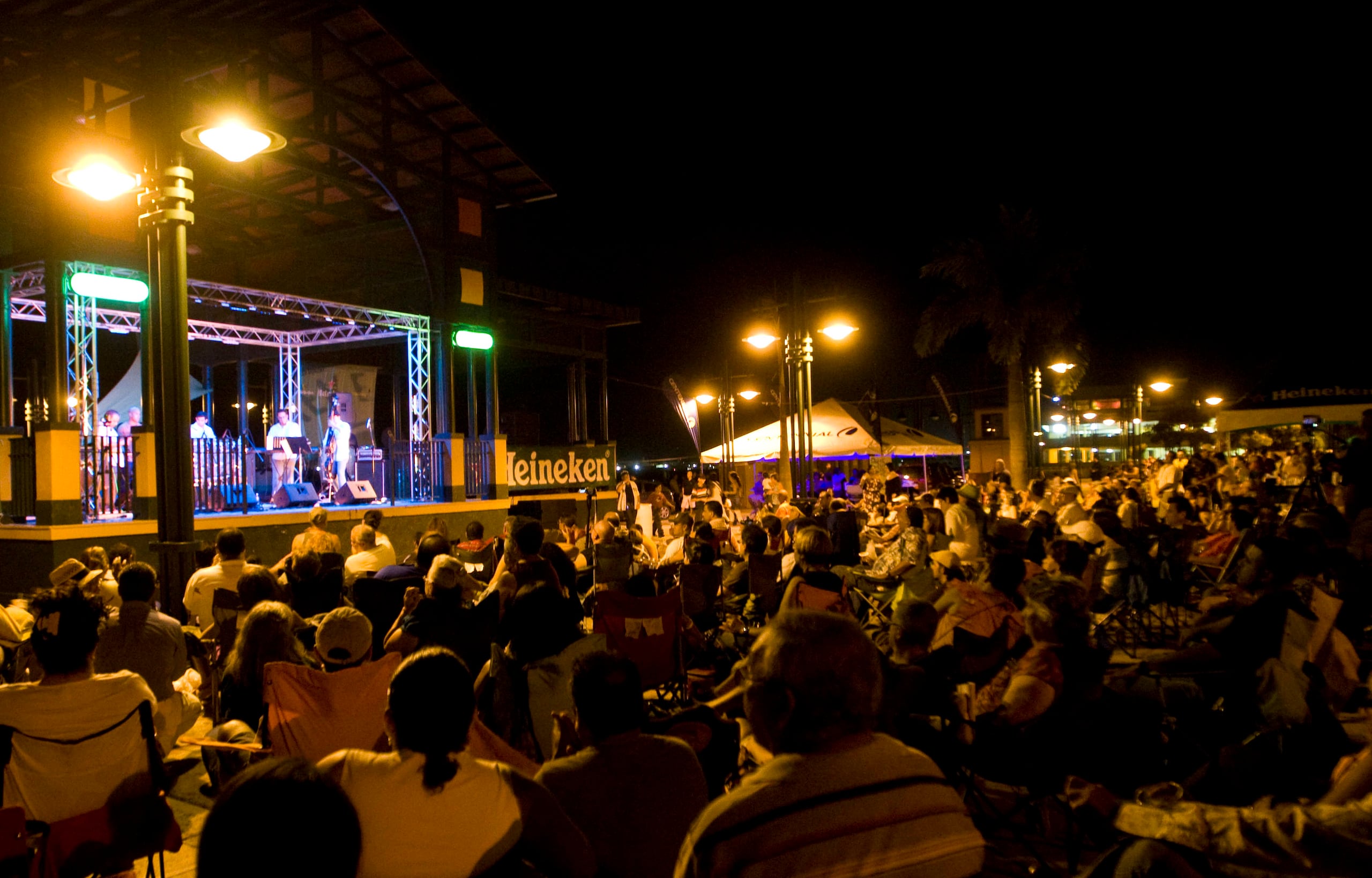 Ya sea de camino a San Juan o de regreso, o si optas por quedarte desde el inicio en el malecón, el programa musical estará buenísimo,