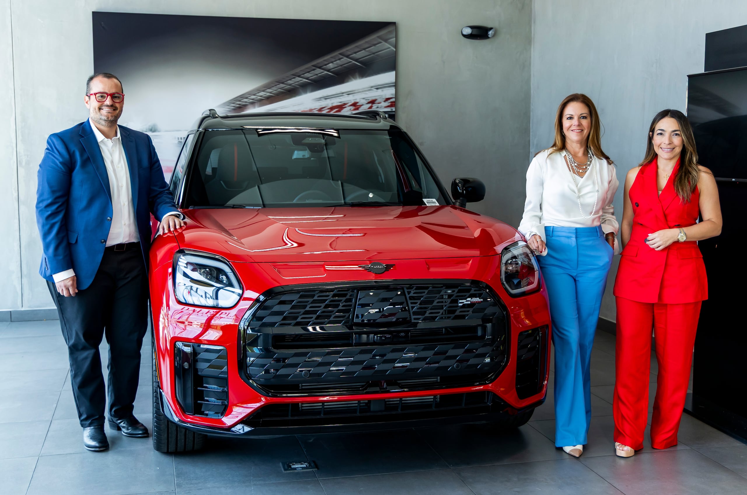 Enrique de la Cruz, gerente general de ventas de Autogermana BMW y MINI; Marimer Martínez, vicepresidenta ejecutiva de Axis Automotive Group y Center Operator de Autogermana BMW y MINI; y Keileany Bula, gerente de Autogermana MINI y Autogermana Certified Pre-Owned.