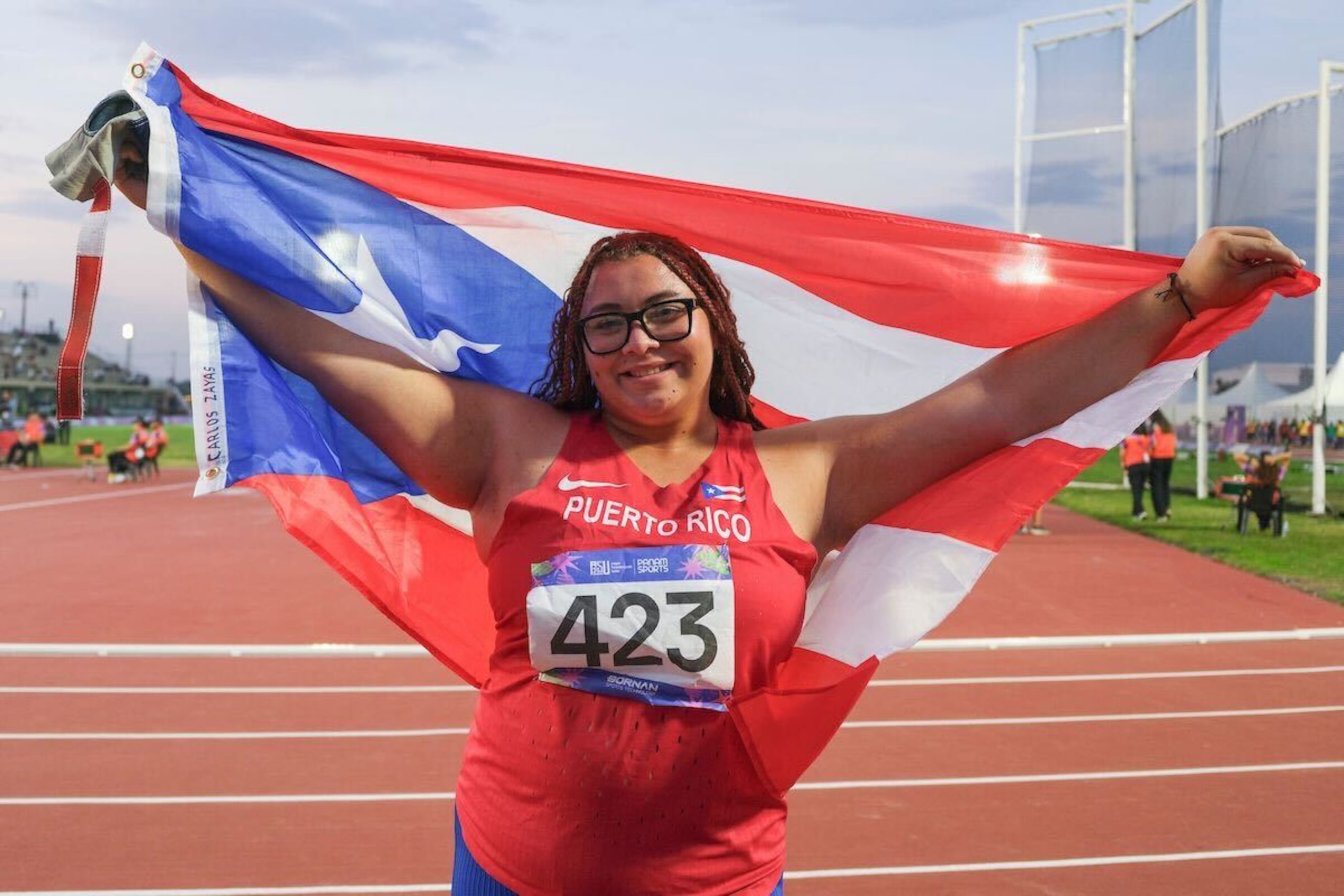 Yarielis Torres celebra tras proclamarse campeona del lanzamiento de martillo femenino en los Juegos Panamericanos Junior Asunción 2025.