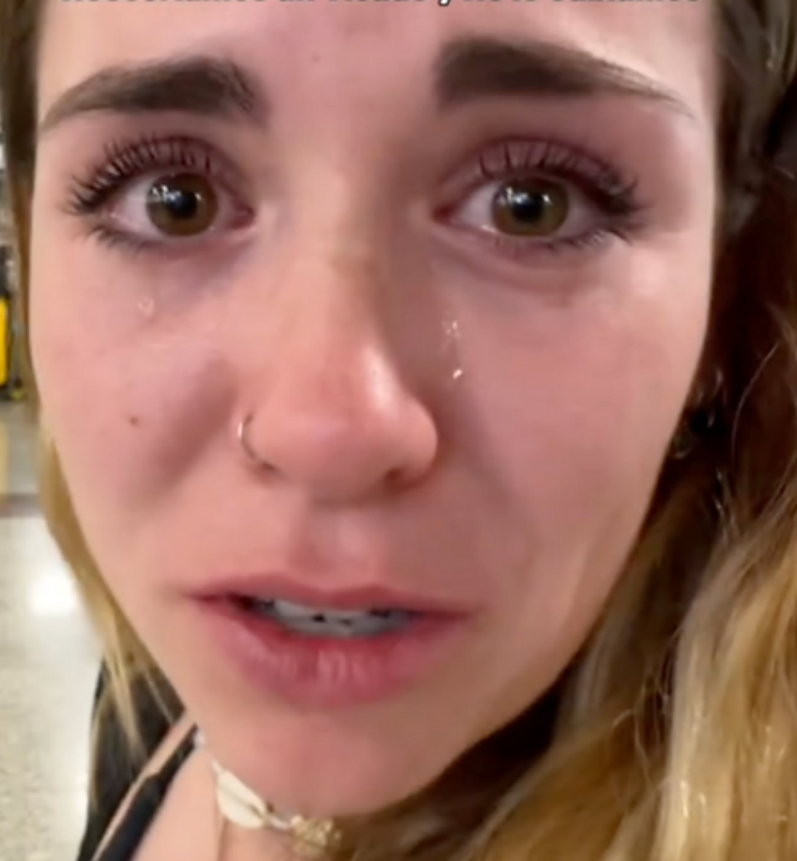 La escena fue grabada en un aeropuerto y muestra a la pareja claramente frustrada por no haber podido abordar su vuelo a la isla caribeña.