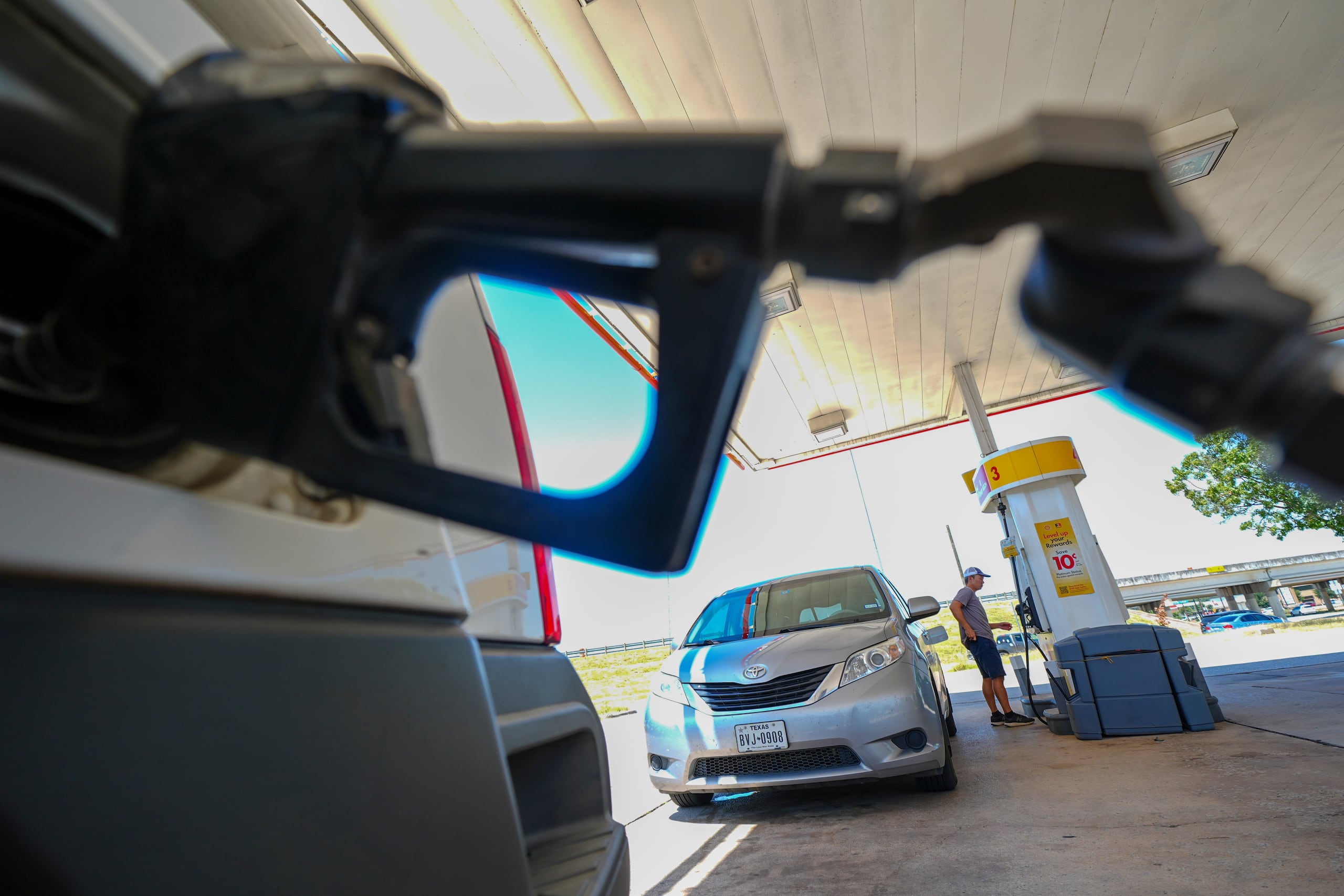 Una persona paga combustible en una gasolinera Shell, el martes 29 de julio de 2025, en Arlington, Texas. (AP Foto/Julio Cortez, Archivo)
