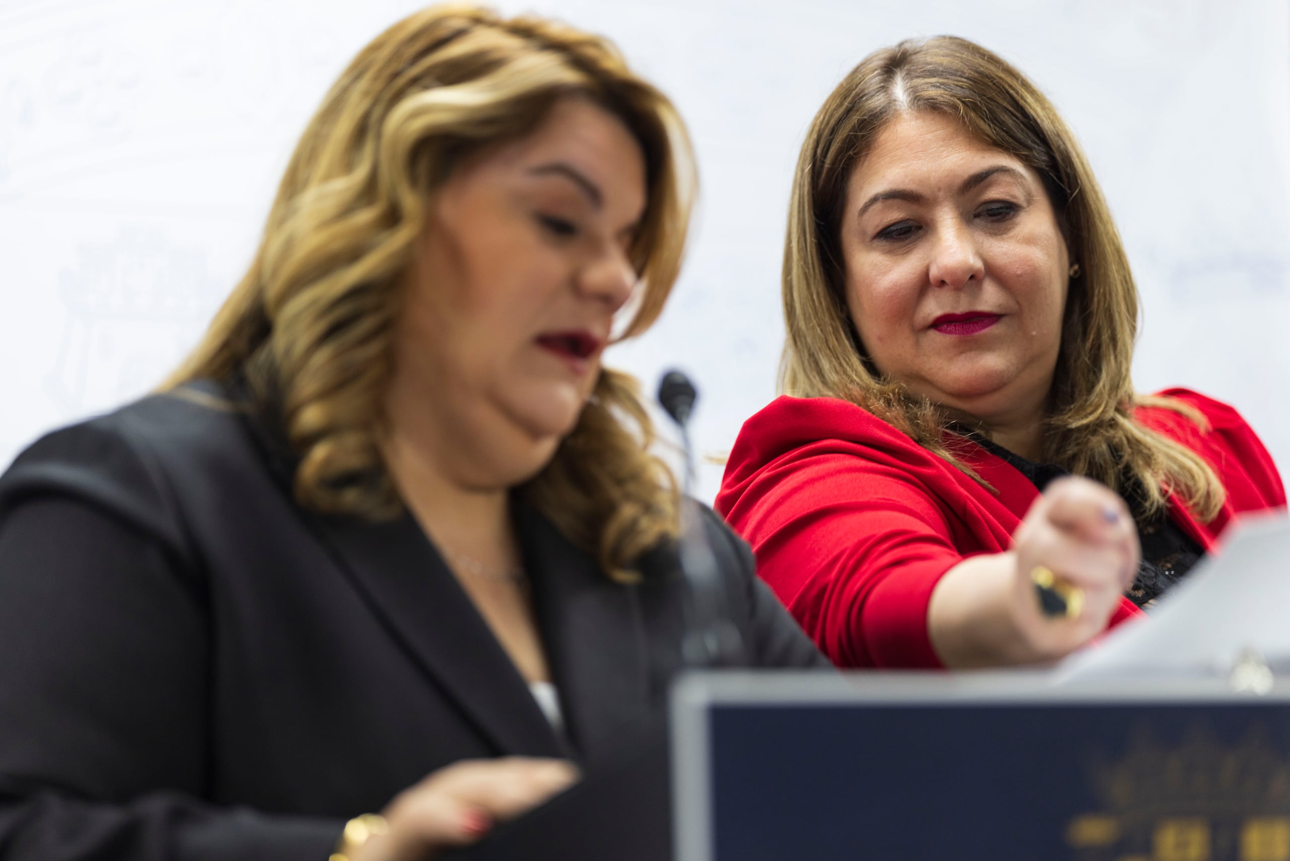 La gobernadora Jenniffer González Colón, junto a la secretaria del Departamento de la Familia Suzanne Roig. (Archivo / GFR Media)