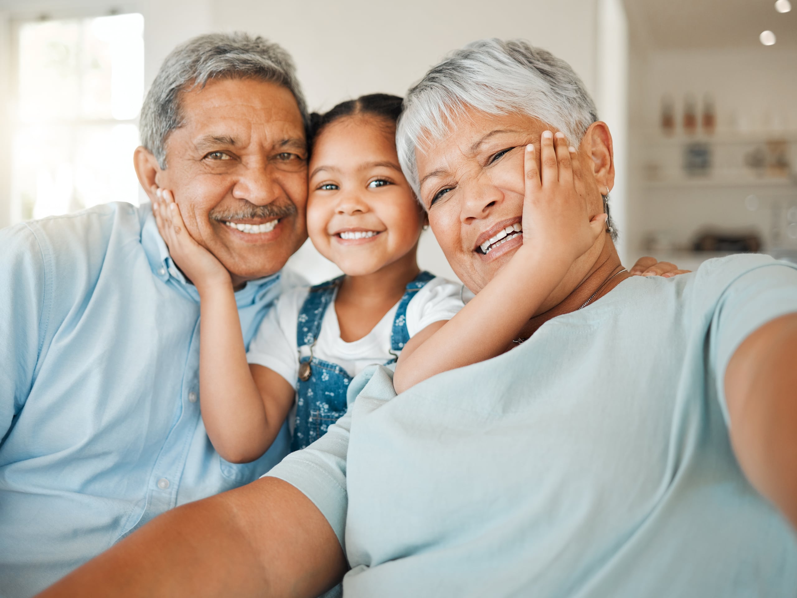 Los abuelos suelen ofrecer un tipo de amor y apoyo que es diferente al de los padres.