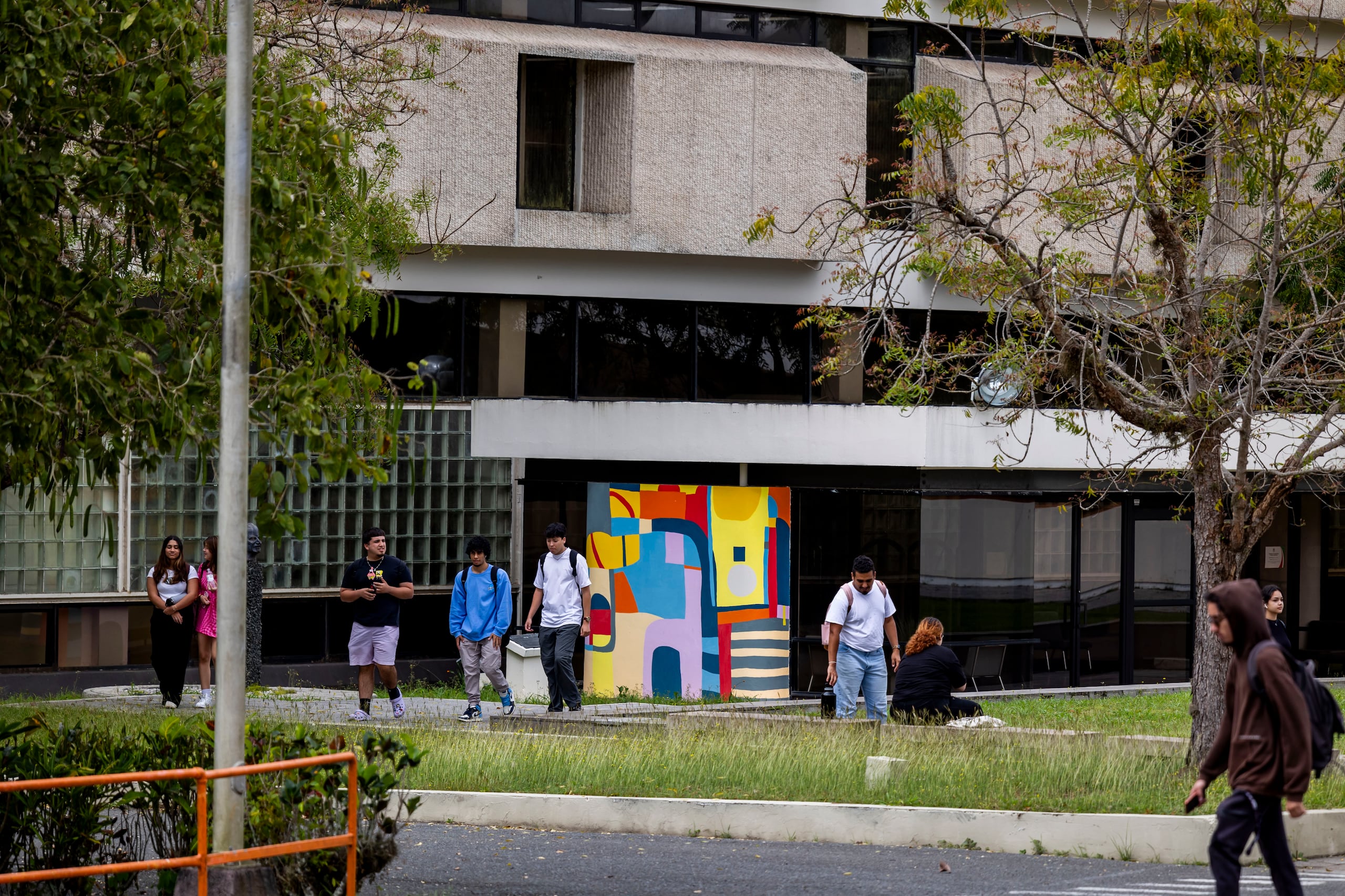 Los profesores deberán impartir sus clases a distancia.