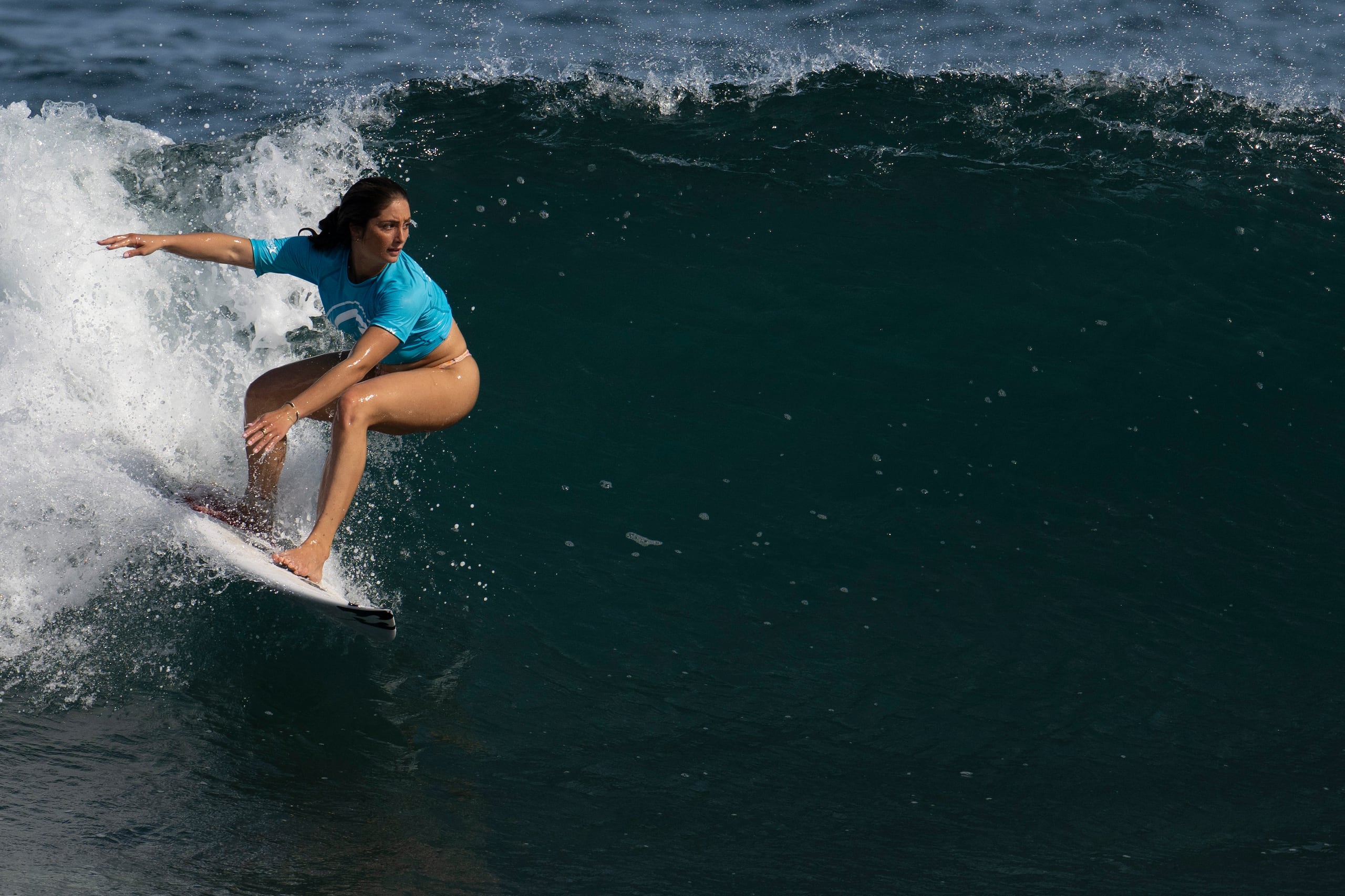 Havanna Cabrero, medallista por Puerto Rico en San Salvador 2023, toma esta ola durante el fogueo en La Marginal de Arecibo.