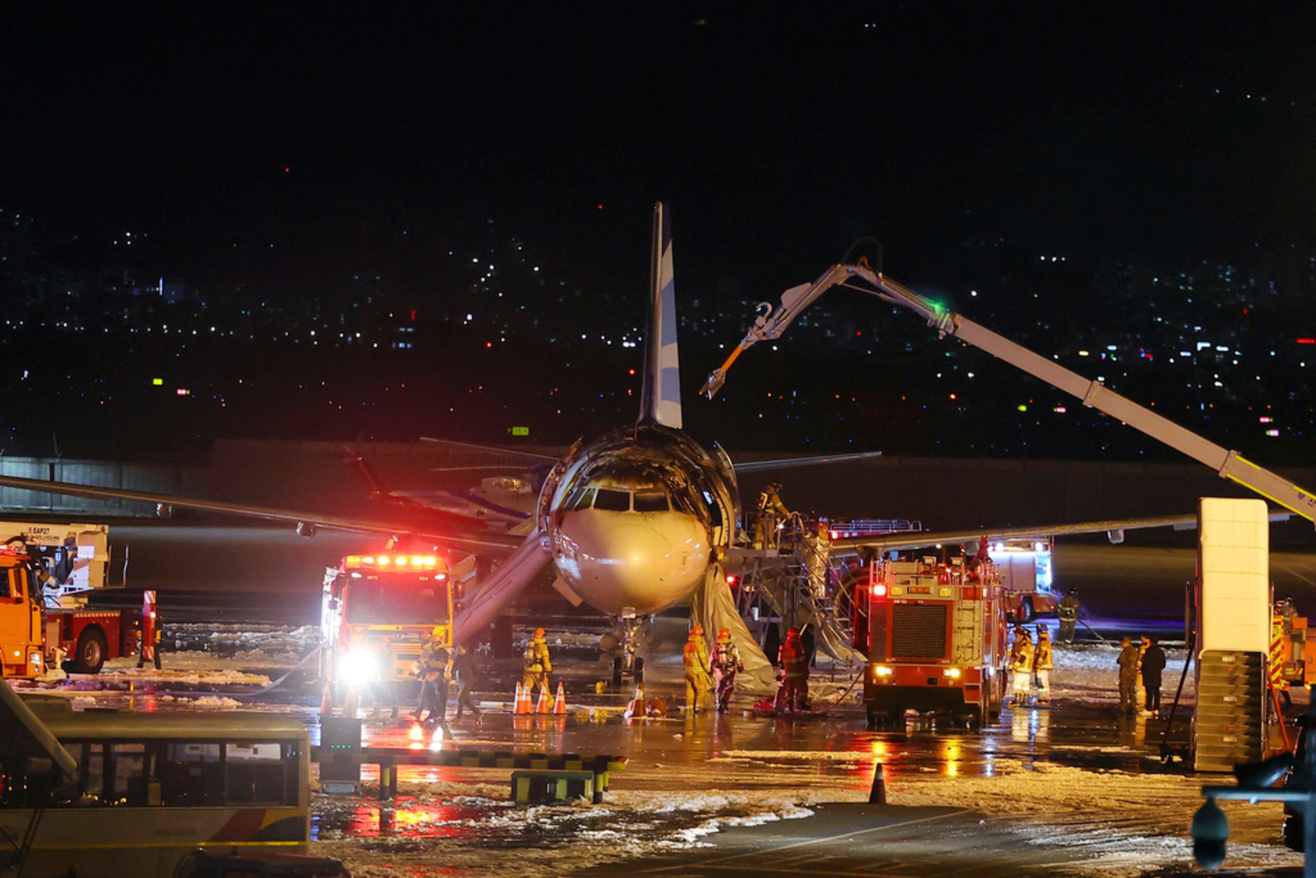 Bomberos extinguieron el incendio en el avión de Air Busan en el Aeropuerto Internacional de Gimhae.