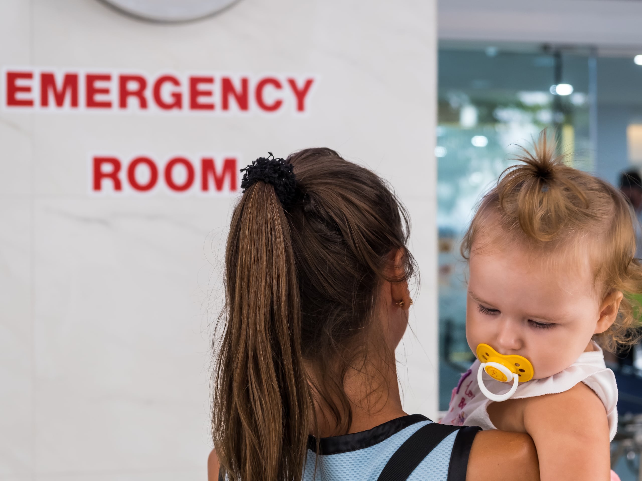 Las salas de emergencias tienen que estar preparadas para recibir a la población pediátrica, la cual comprende desde que el bebé nace hasta los 21 años.