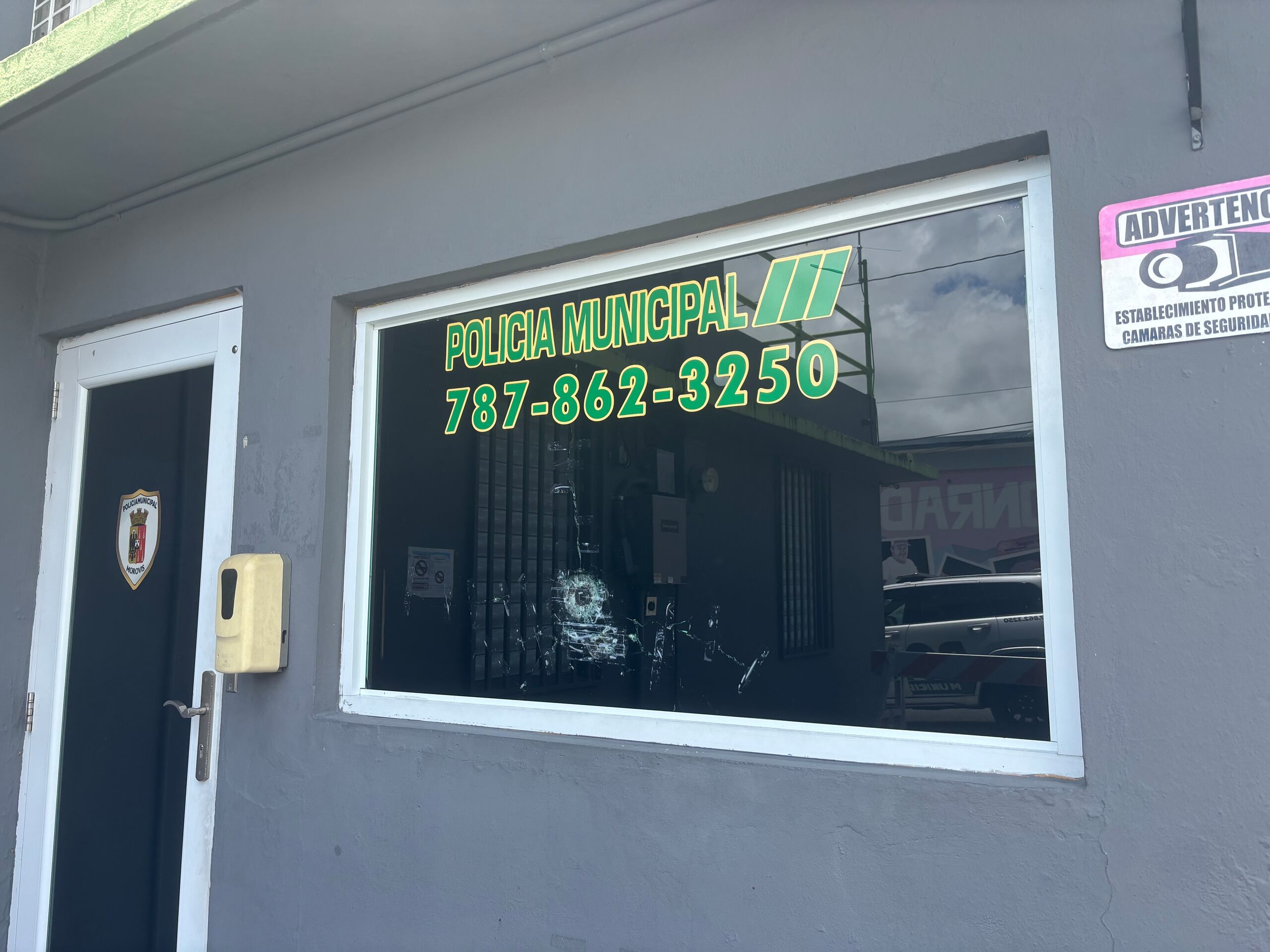 El cuartel de la policía municipal de Morovis donde Jackeline Santiago Rodríguez fue asesinada, presuntamente a manos de su pareja, Luis Cruz Santiago. En la foto, se ve impacto de bala.