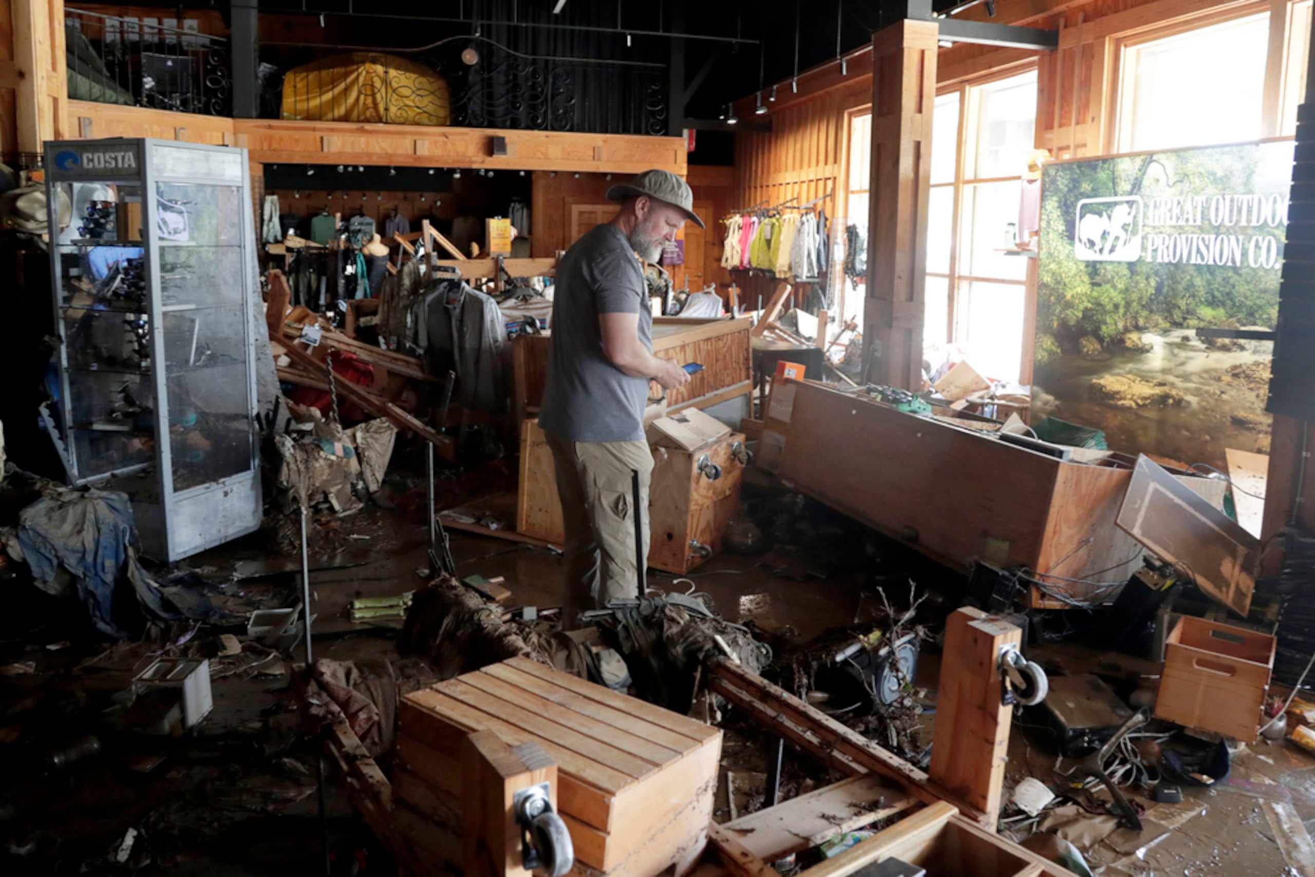 Un empleado evalúa los daños en Great Outdoor Provision Co. tras las inundaciones provocadas por la tormenta tropical Chantal, el lunes, 7 de julio, en Chapel Hill, Carolina del Norte.
