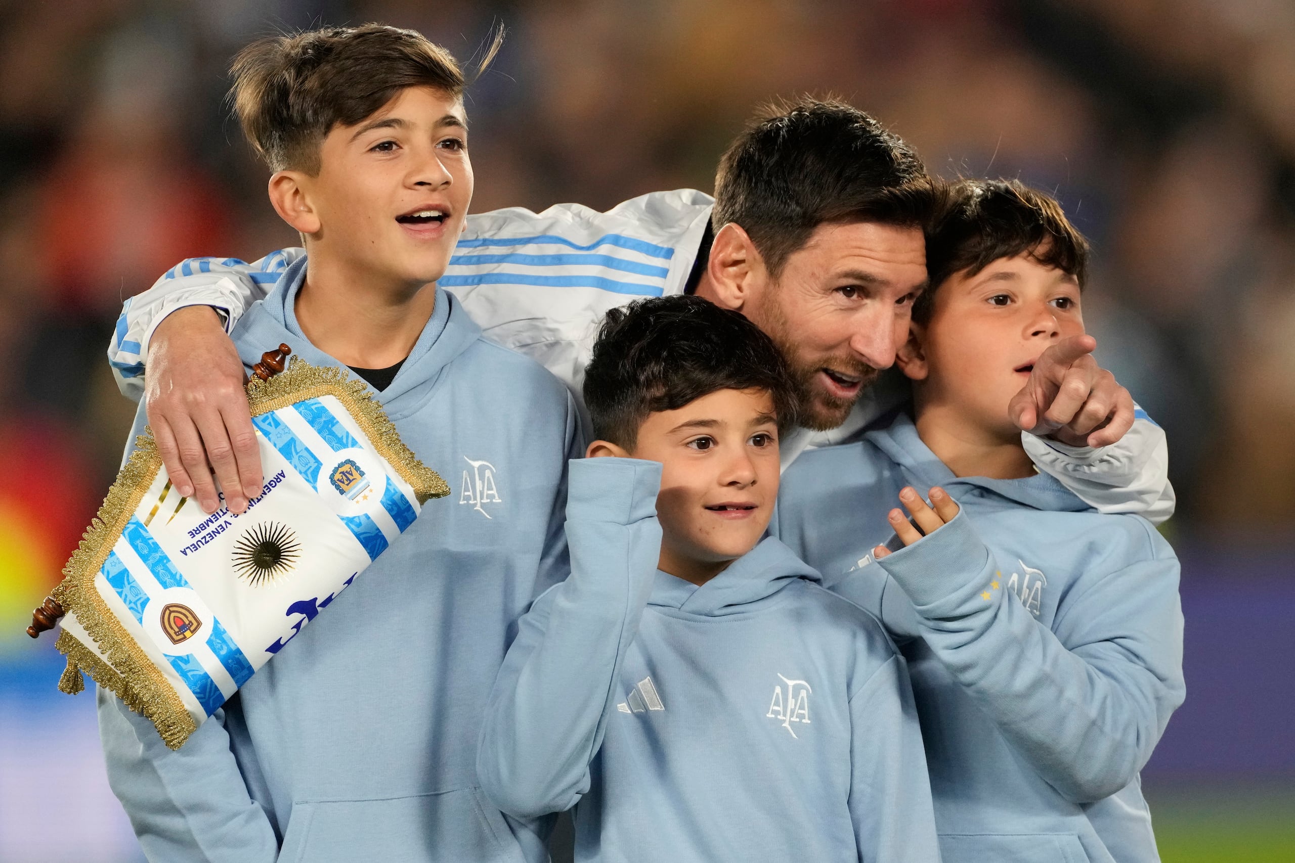 Lionel Messi abraza a sus hijos antes del partido ante Venezuela por las eliminatorias para el Mundial 2026 en el estadio Monumental de Buenos Aires, Argentina.