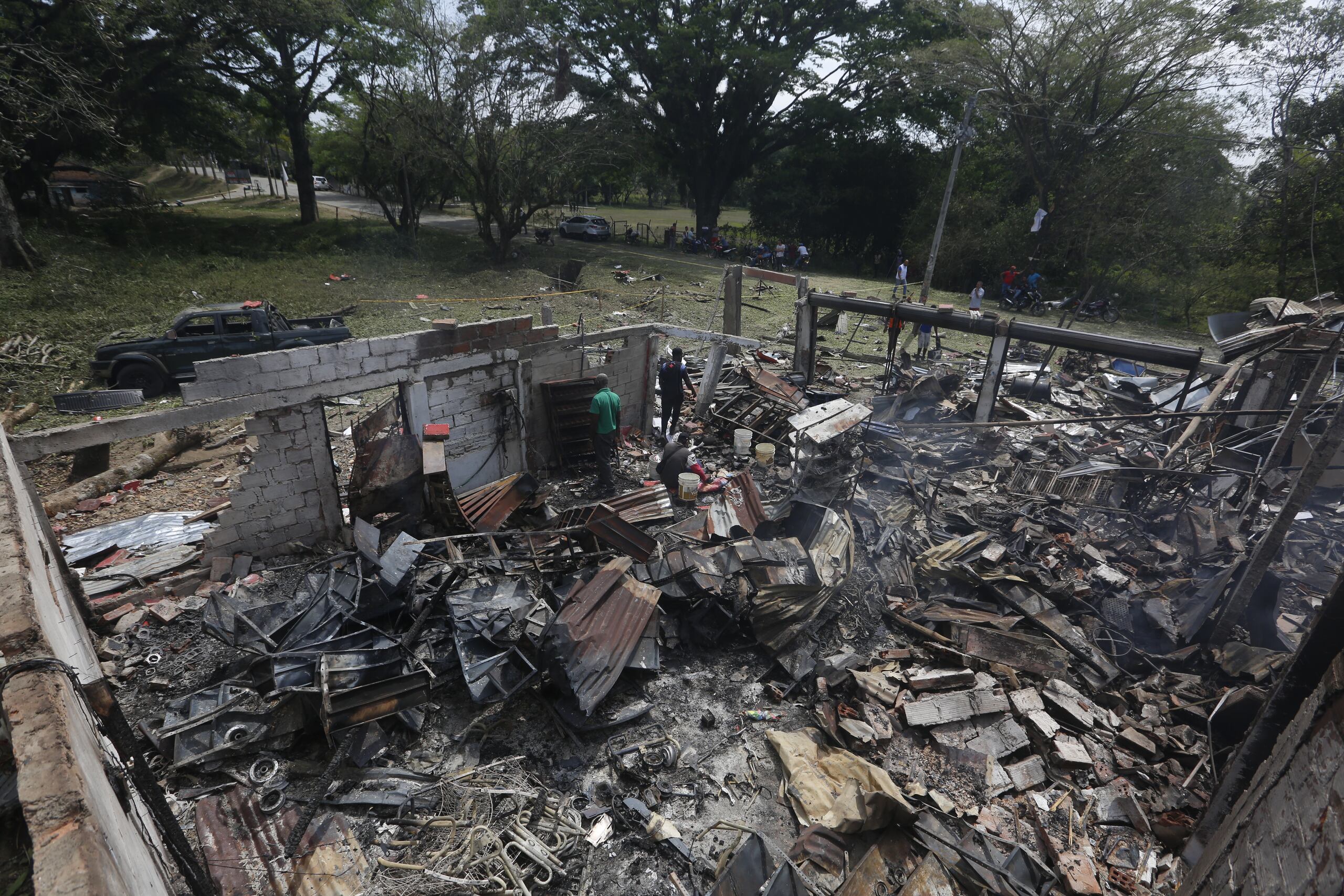 El ejército colombiano atribuyó los ataques al frente Jaime Martínez, una facción de la disidencia Estado Mayor Central, que no firmó los acuerdos del paz entre el Estado y las Fuerzas Armadas Revolucionarias de Colombia en el 2016.