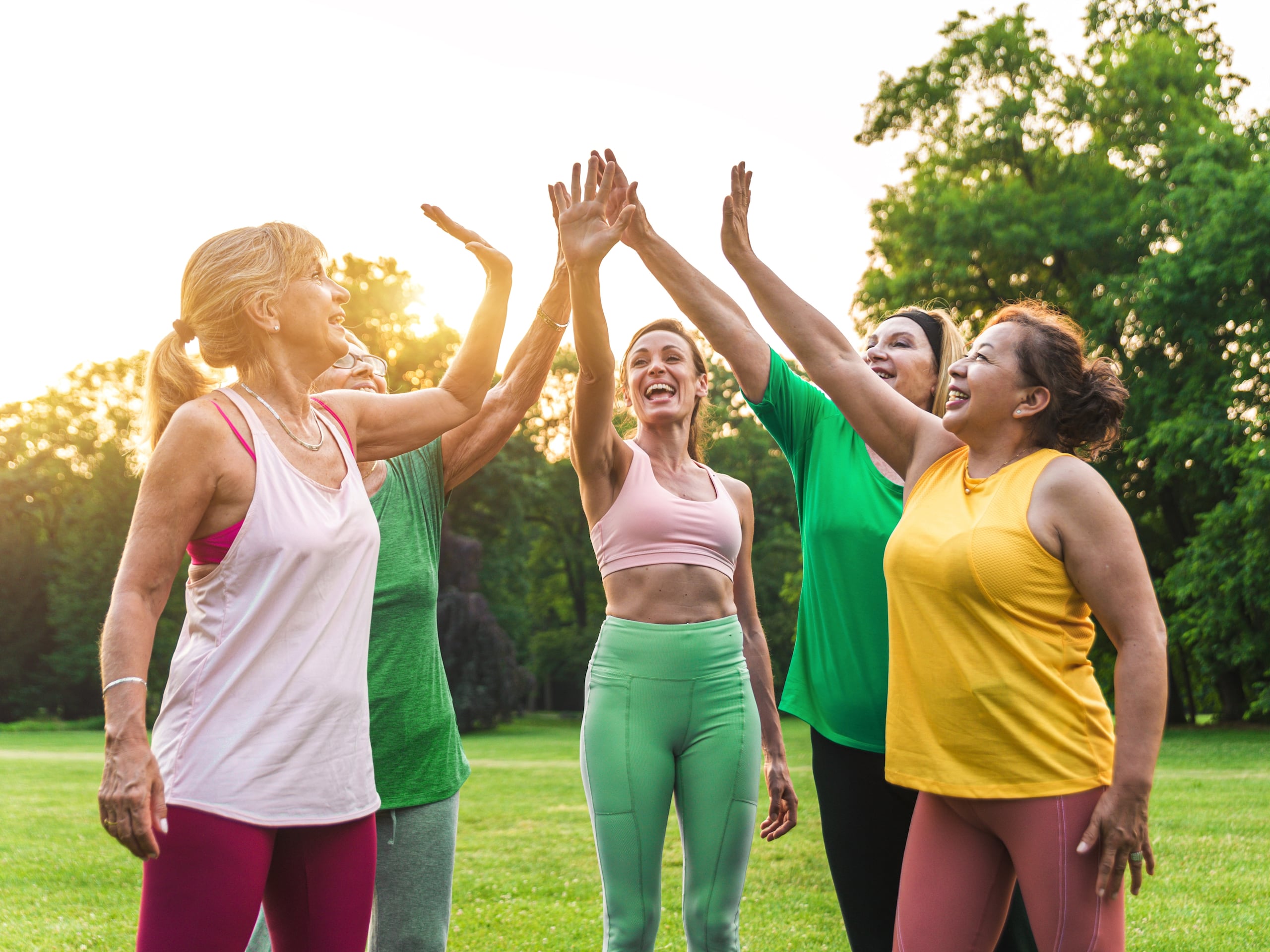 Durante la menopausia, mantenerse activa resulta especialmente importante, ya que el movimiento ayuda a contrarrestar muchos de los cambios metabólicos y hormonales que ocurren en esta etapa.