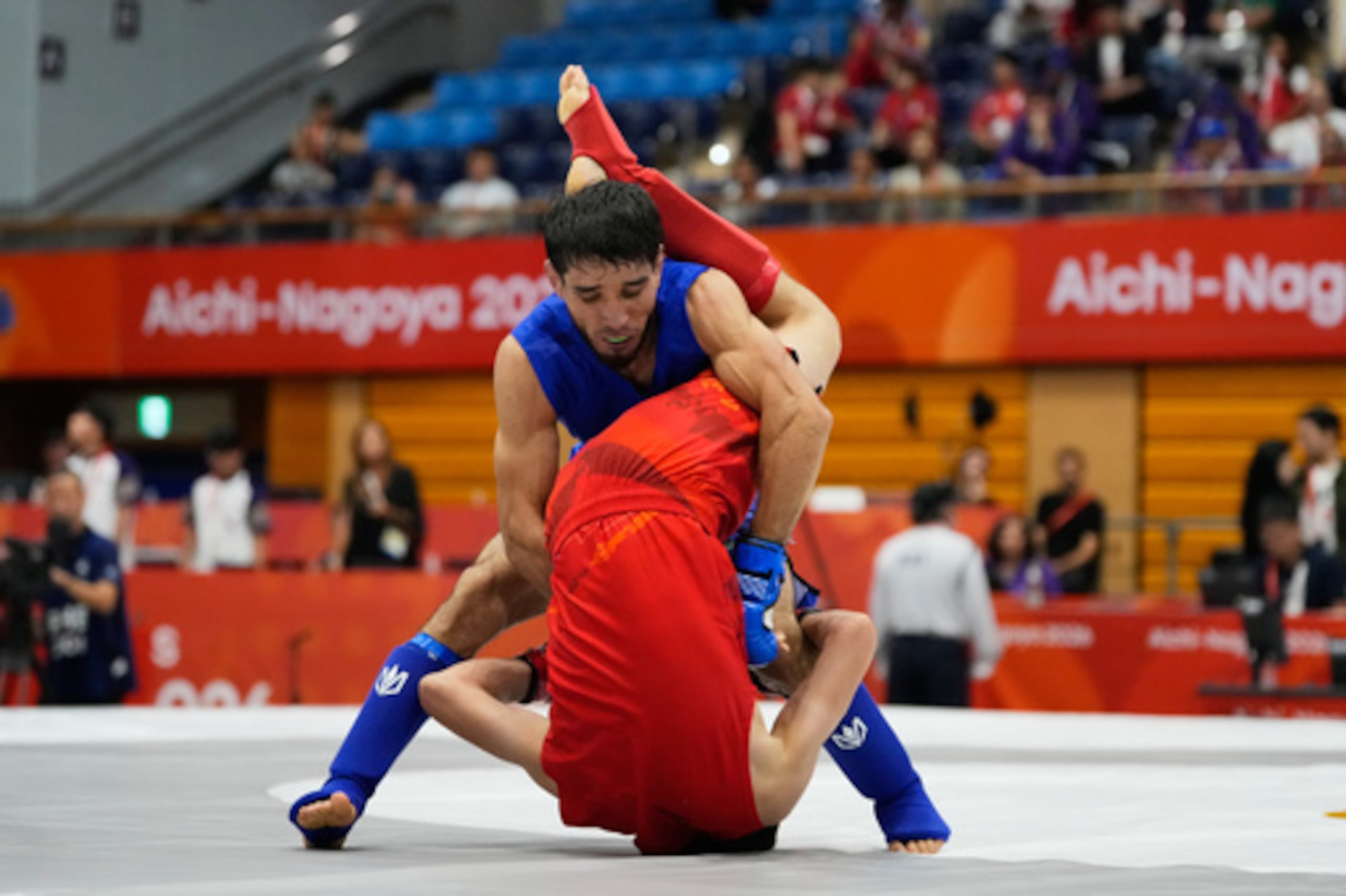 Firdavs Atamuratov, de Uzbekistán (abajo), compite contra Mirzobek Umarov, de Tayikistán, durante la final masculina de artes marciales mixtas modernas en la categoría de 60 kg en los Juegos Asiáticos de Nagoya (Japón), el martes 22 de septiembre de 2026. (Foto AP/Dita Alangkara)