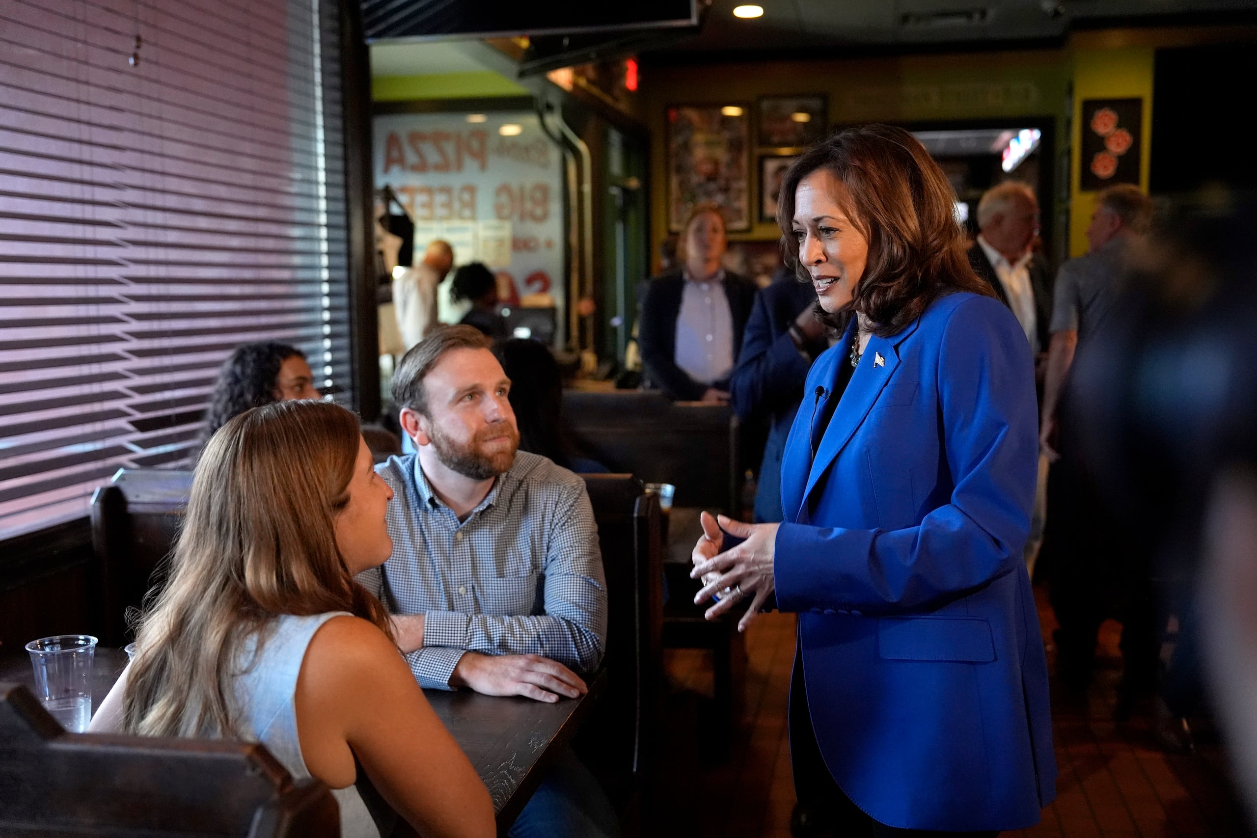 La candidata presidencial demócrata Kamala Harris, derecha, conversa con comensales en el restaurante Primanti Bros. durante una escala en su campaña, el domingo 18 de agosto de 2024, en Pittsburgh. (AP Foto/Julia Nikhinson)