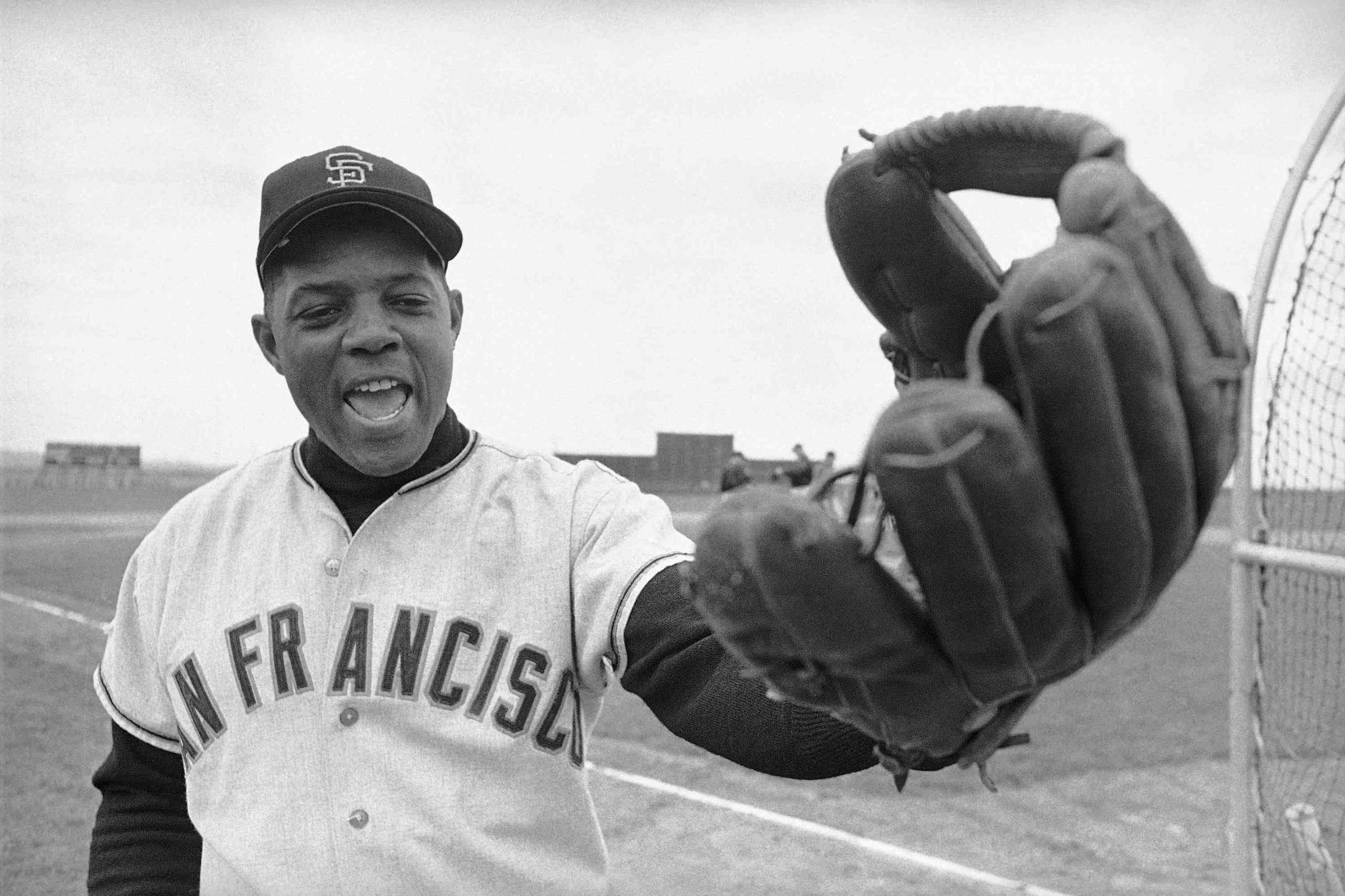 En imagen de achivo del 2 de marzo de 1964, Willie Mays, de los Gigantes de San Francisco, se prepara para una sesión de entrenaiento en la sede del club para la pretemporada, en Casa Grande, Arizona. (Archivo / AP)