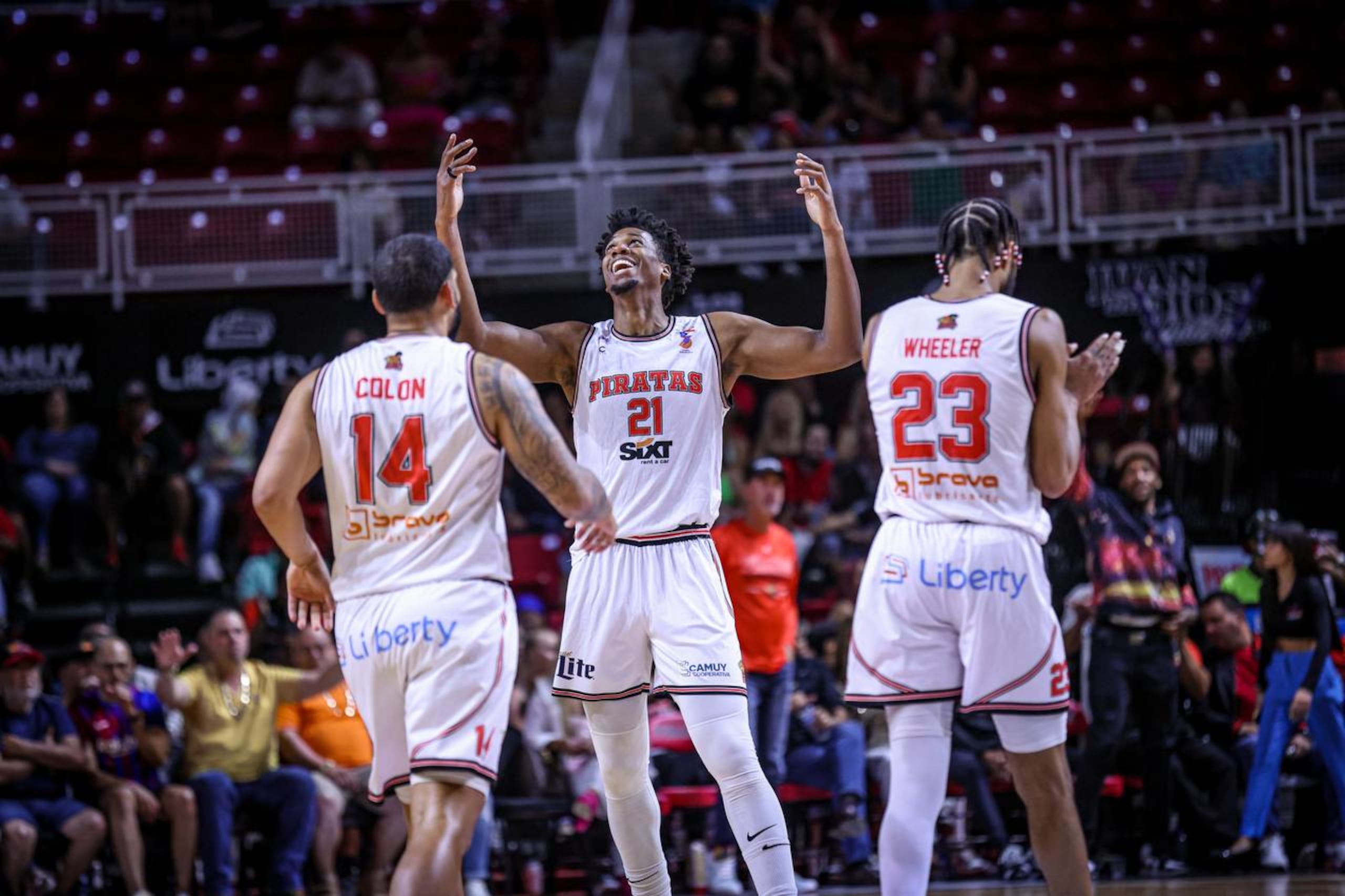 Hassan White, al centro, en uniforme de los Piratas de Quebradillas.