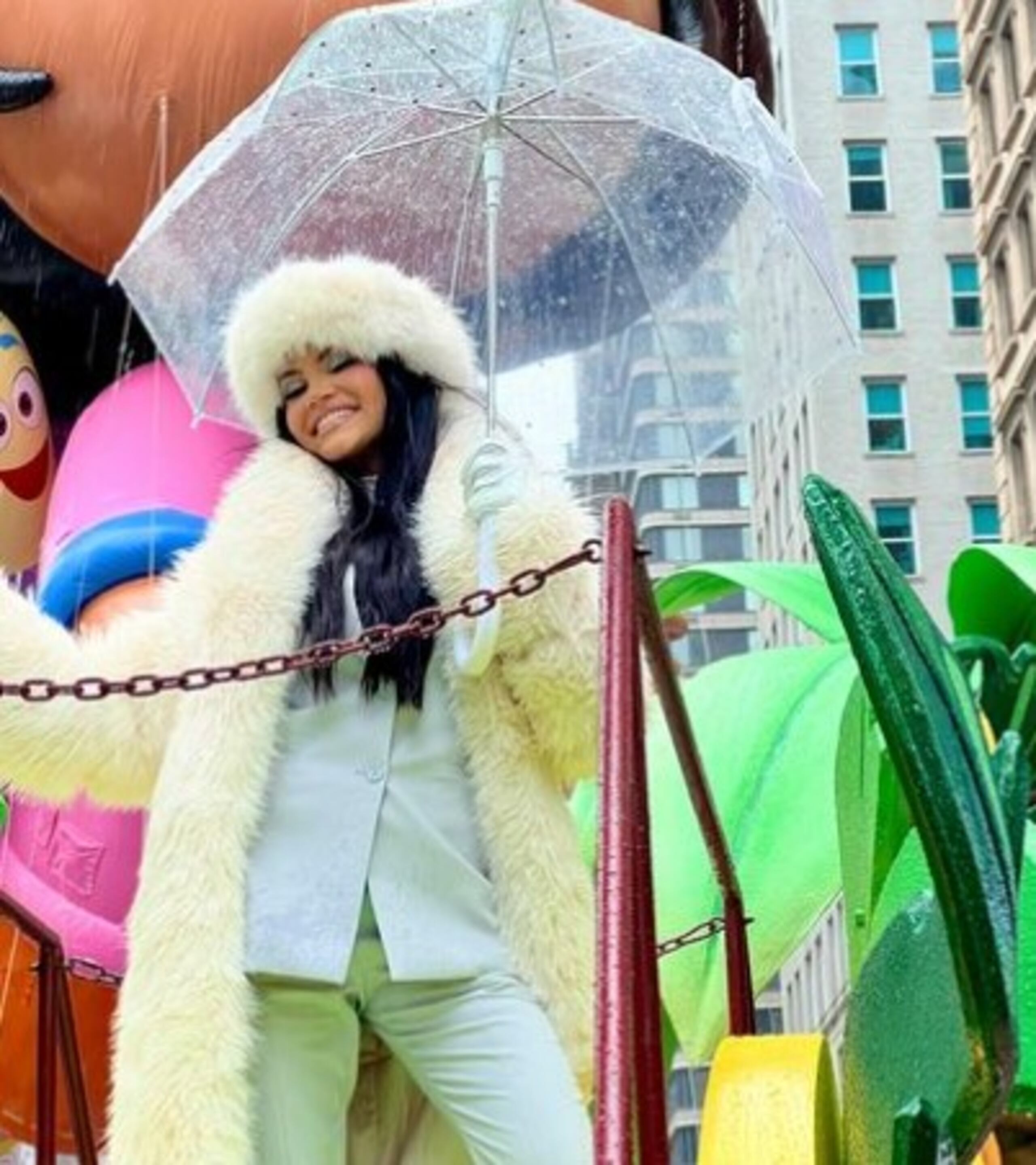 La cantante dominicana formó parte de la carroza de Nickelodeon y Paramount.