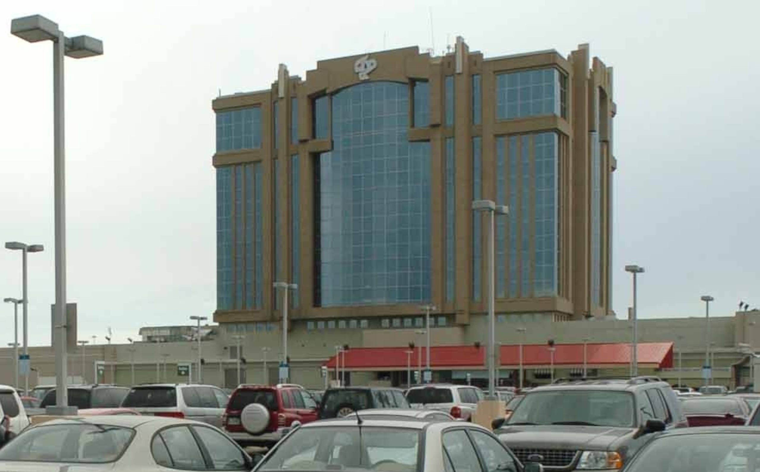 Según el querellante, el incidente ocurrió en el estacionamiento Norte del mencionado centro comercial.