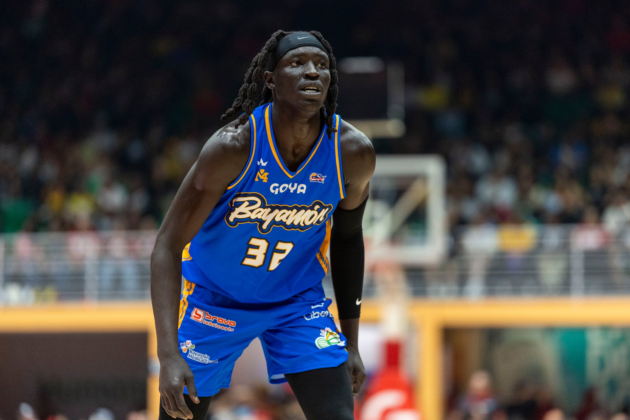 El refuerzo de los Vaqueros de Bayamón, Wenyen Gabriel, durante el juego inaugural de la temporada 2024 del BSN contra los Gigantes de Carolina.