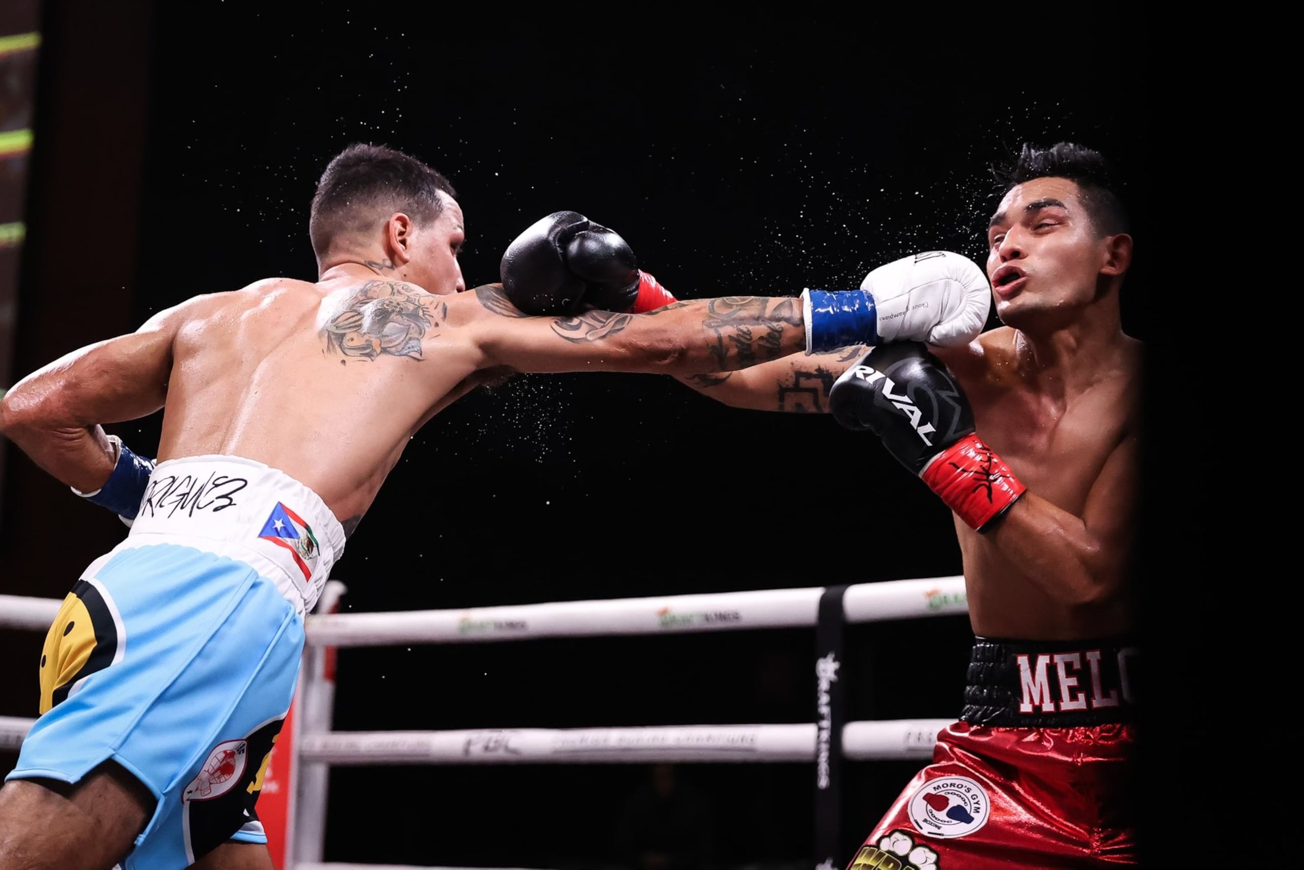 Manny Rodríguez castiga a Melvin López con una recta de derecha.