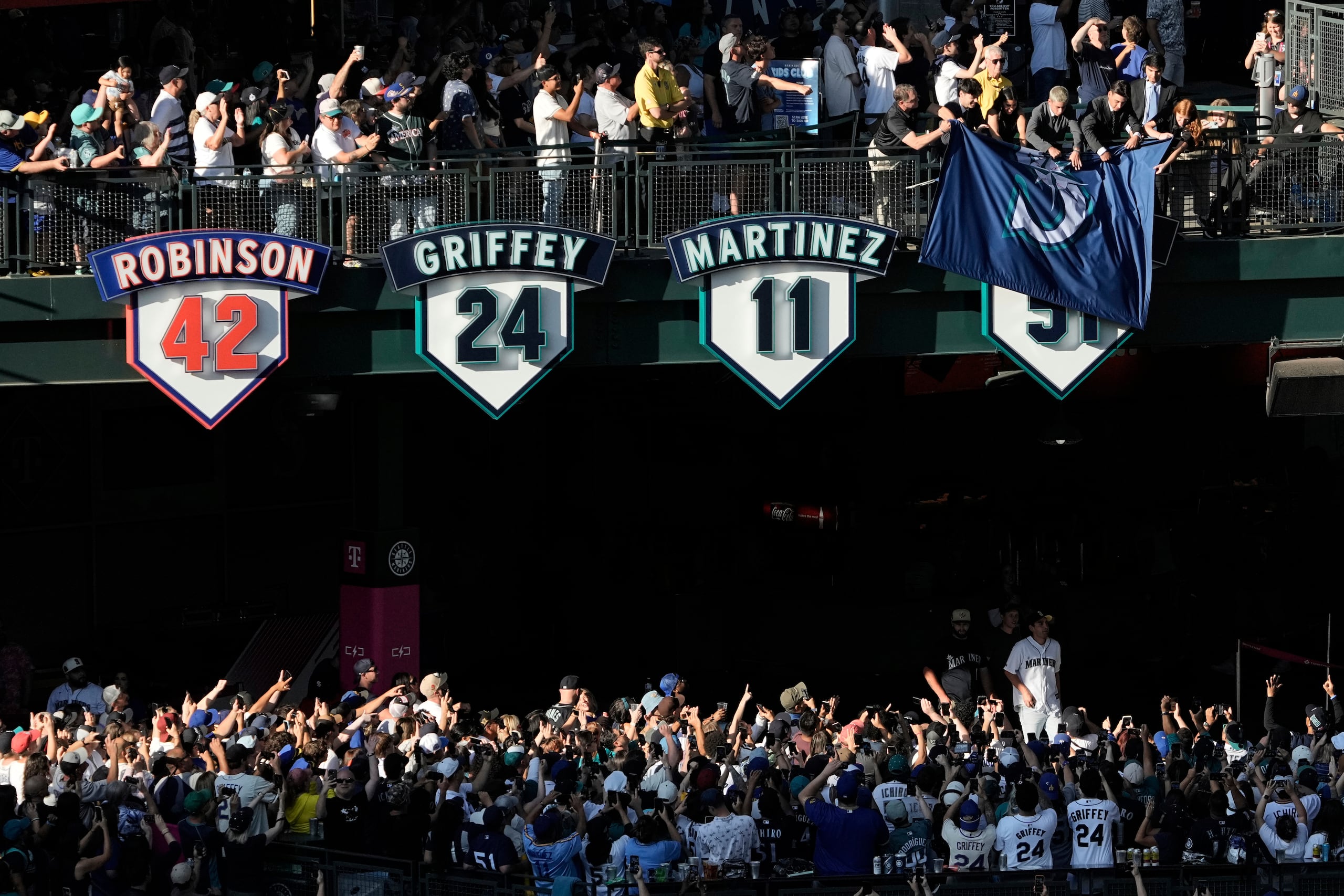 Los Mariners develan el número 52 de Ichiro Suzuki, tan solo el tercero de un exjugador suyo. Los otros fueron Ken Griffey Jr. y Edgar Martínez. También está retirado, por orden de las Grandes Ligas, el 42 de Jackie Robinson, el primer pelotero de la raza negra en haber jugado en las Mayores.
