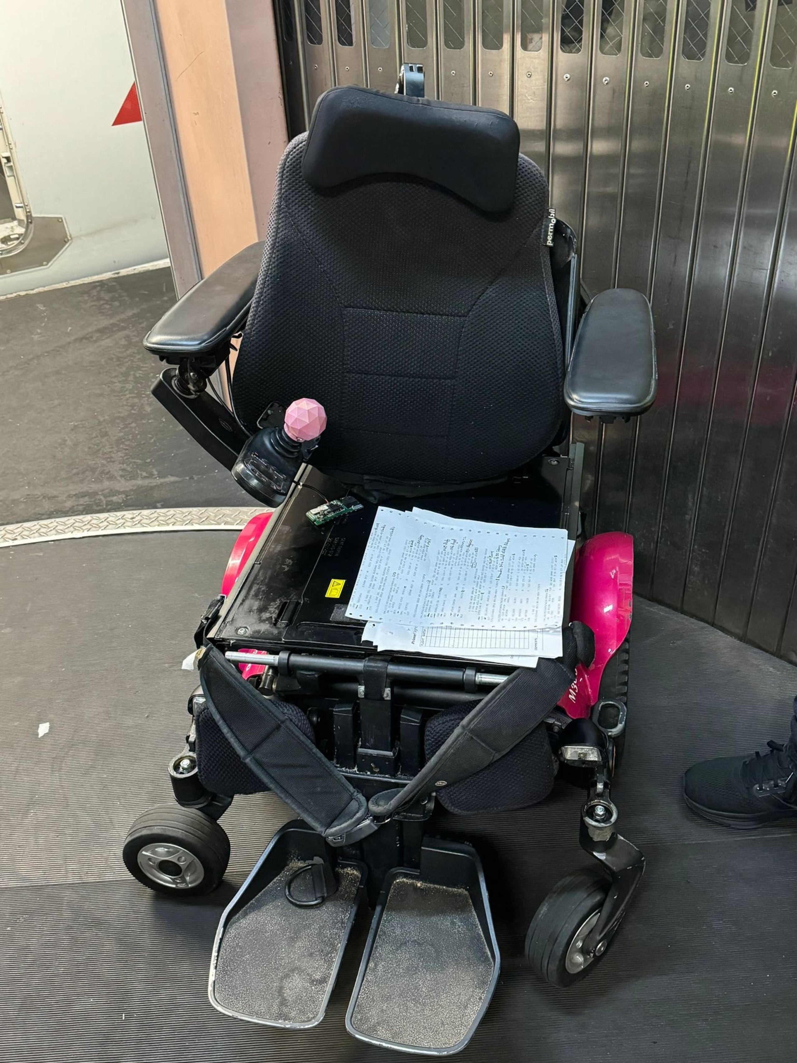 En la foto tomada por Keishla Rolón Rivera se observan los daños a su silla de ruedas.