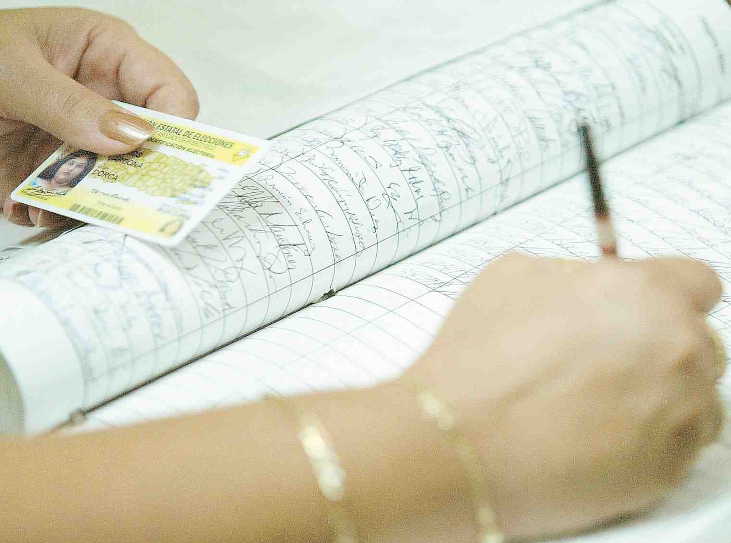 Las tarjetas figuran robadas en las JIP de Carolina, Toa Baja y Caguas. (Archivo/GFR)