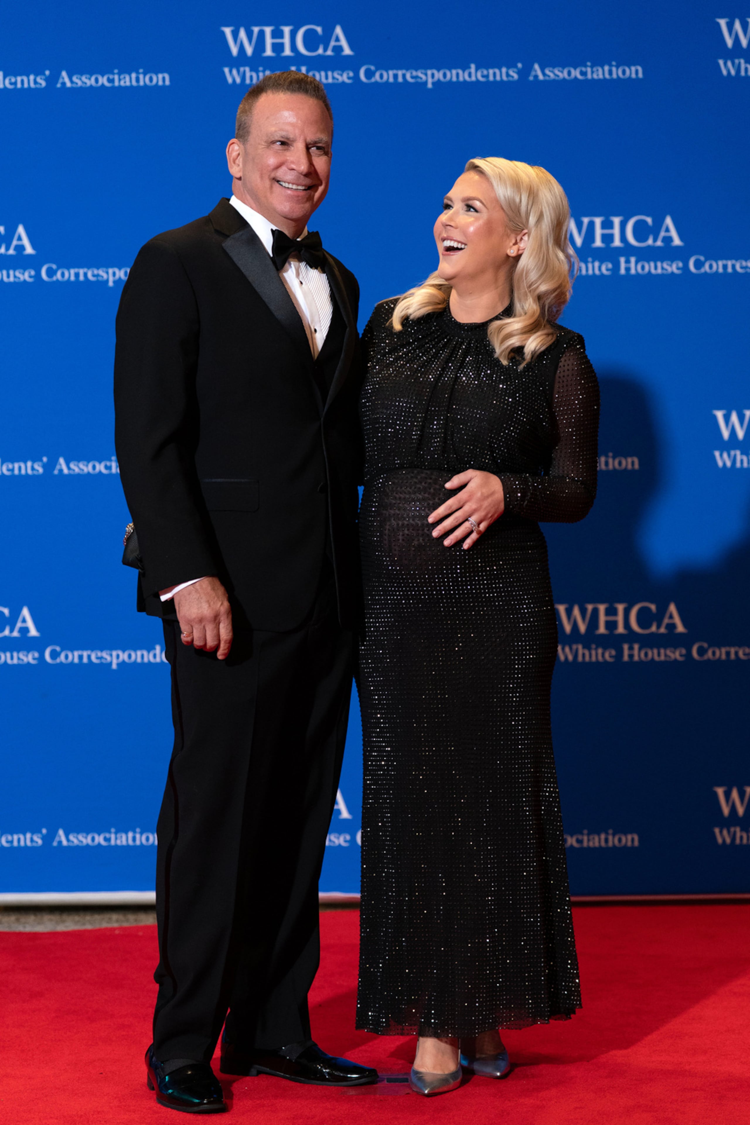 La secretaria de Prensa de la Casa Blanca, Karoline Leavitt, y su esposo, Nicholas Riccio, posan para los fotógrafos al llegar a la cena anual de la Asociación de Corresponsales de la Casa Blanca en Washington, el 25 de abril de 2026.
