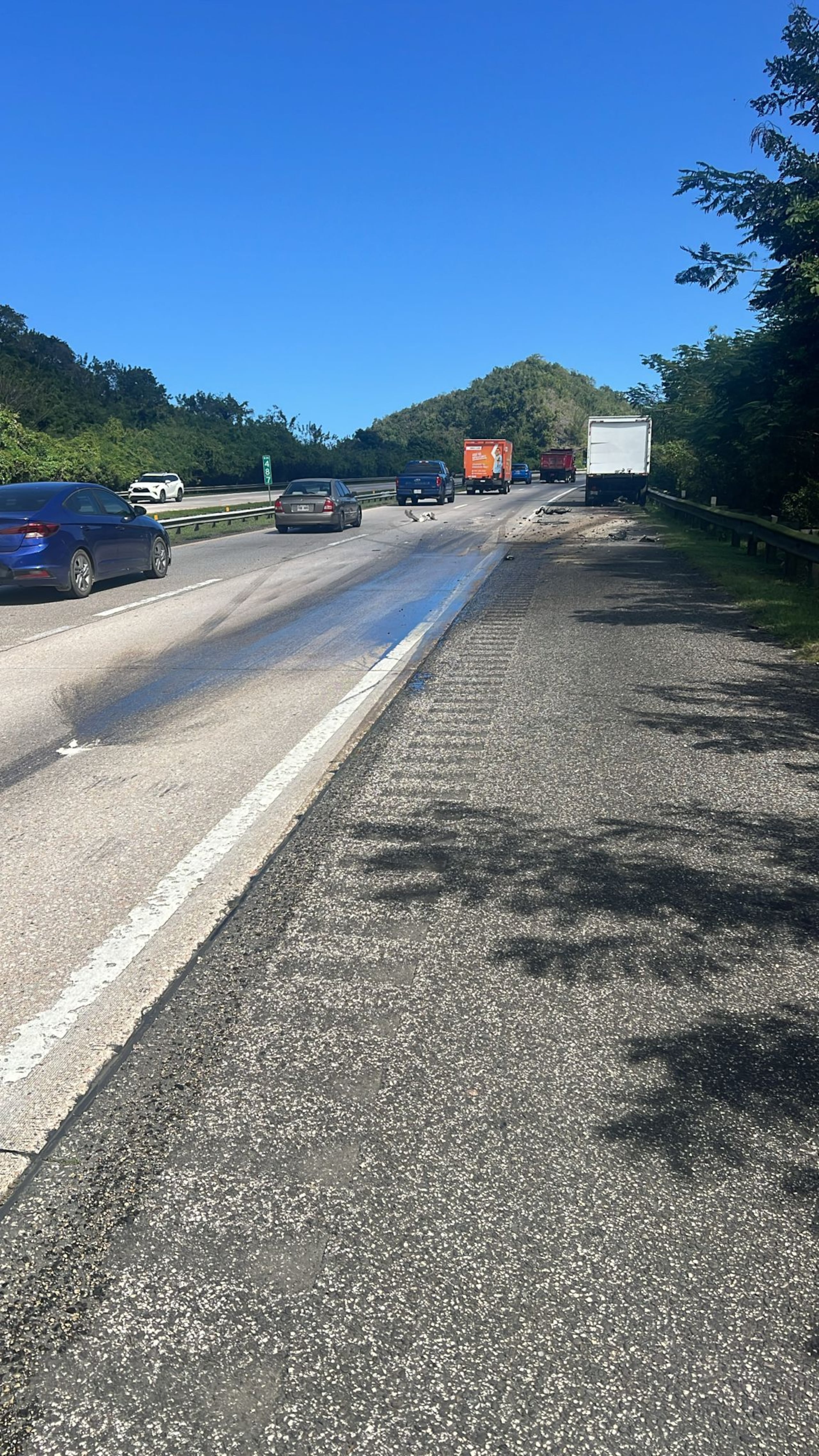 Las autoridades solicitaron a los conductores tomar rutas alternas mientras se realizan los trabajos.