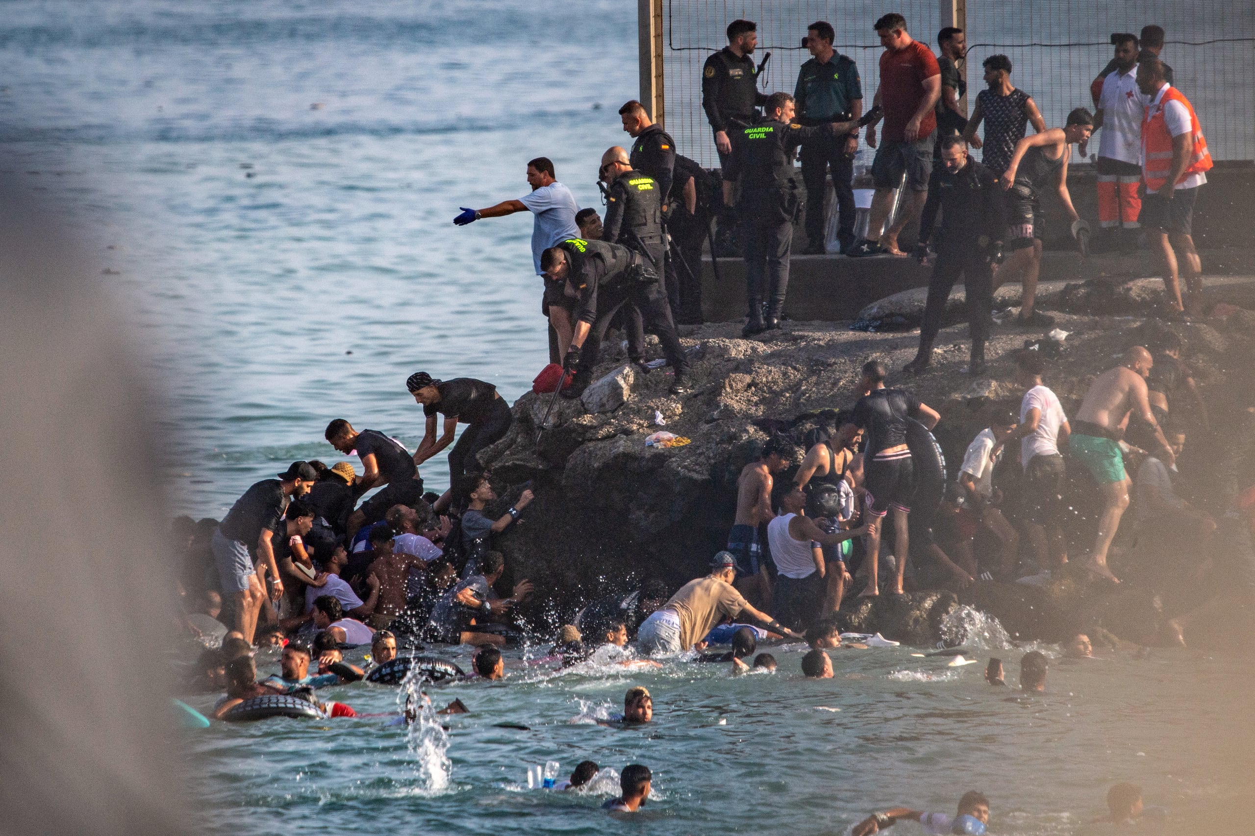 Para llegar a Ceuta, situada en la costa norte de África, los migrantes suelen nadar desde la localidad marroquí de Fnideq, recorriendo unos 5 kilómetros hasta llegar a territorio español.