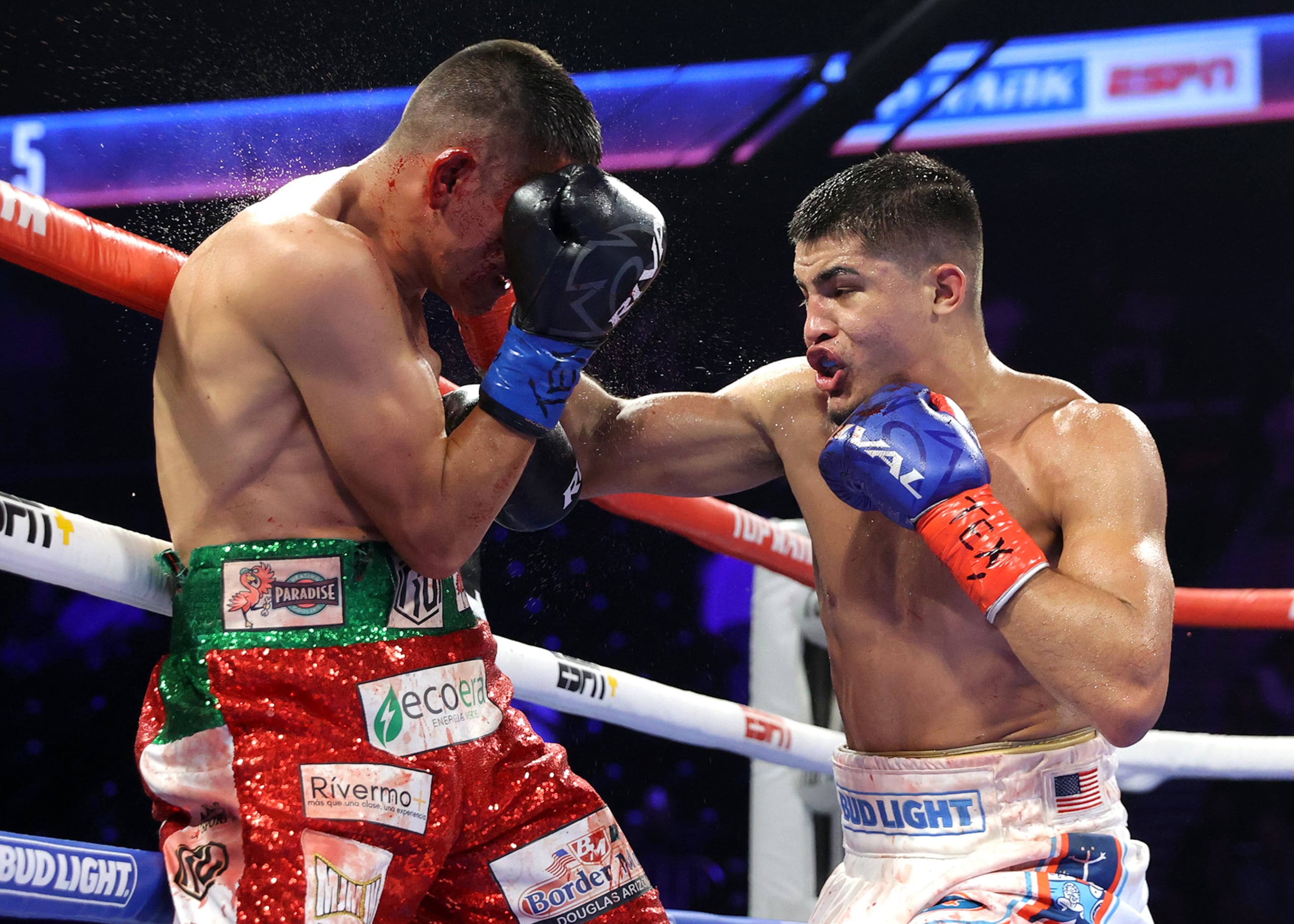 Xander Zayas castiga a Roberto Valenzuela contra las sogas.