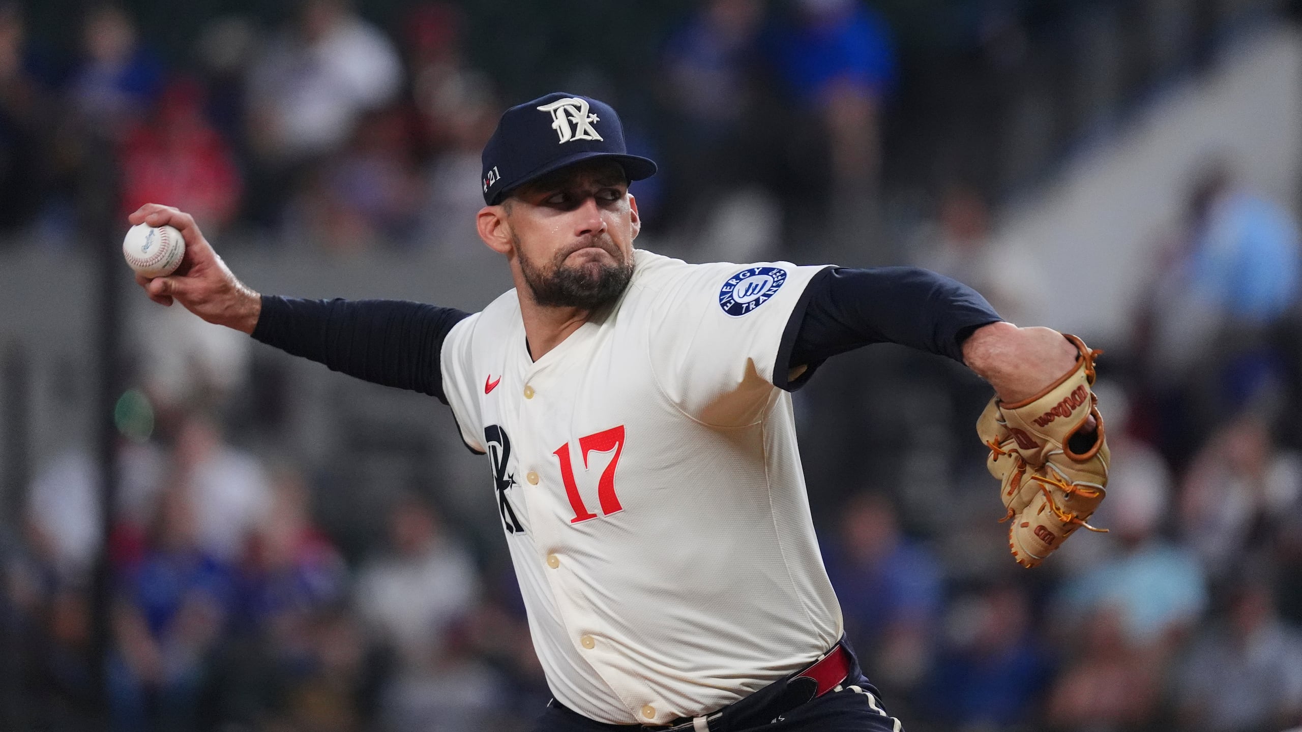 Nathan Eovaldi, abridor de los Rangers de Texas, hace un lanzamiento en el duelo ante los Guardianes de Cleveland, el viernes 22 de agosto de 2025 (AP Foto/LM Otero)