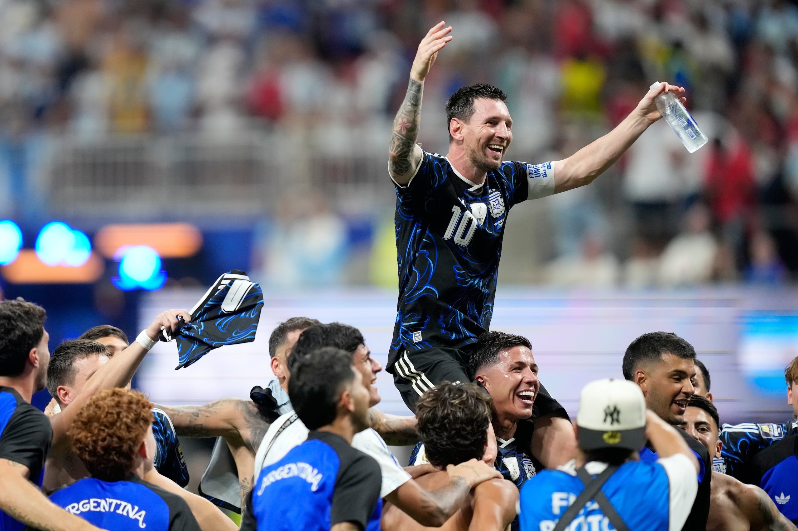 Lionel Messi es llevado en hombros por sus compañeros tras la victoria de Argentina sobre Inglaterra en la semifinal del Mundial en Atlanta.