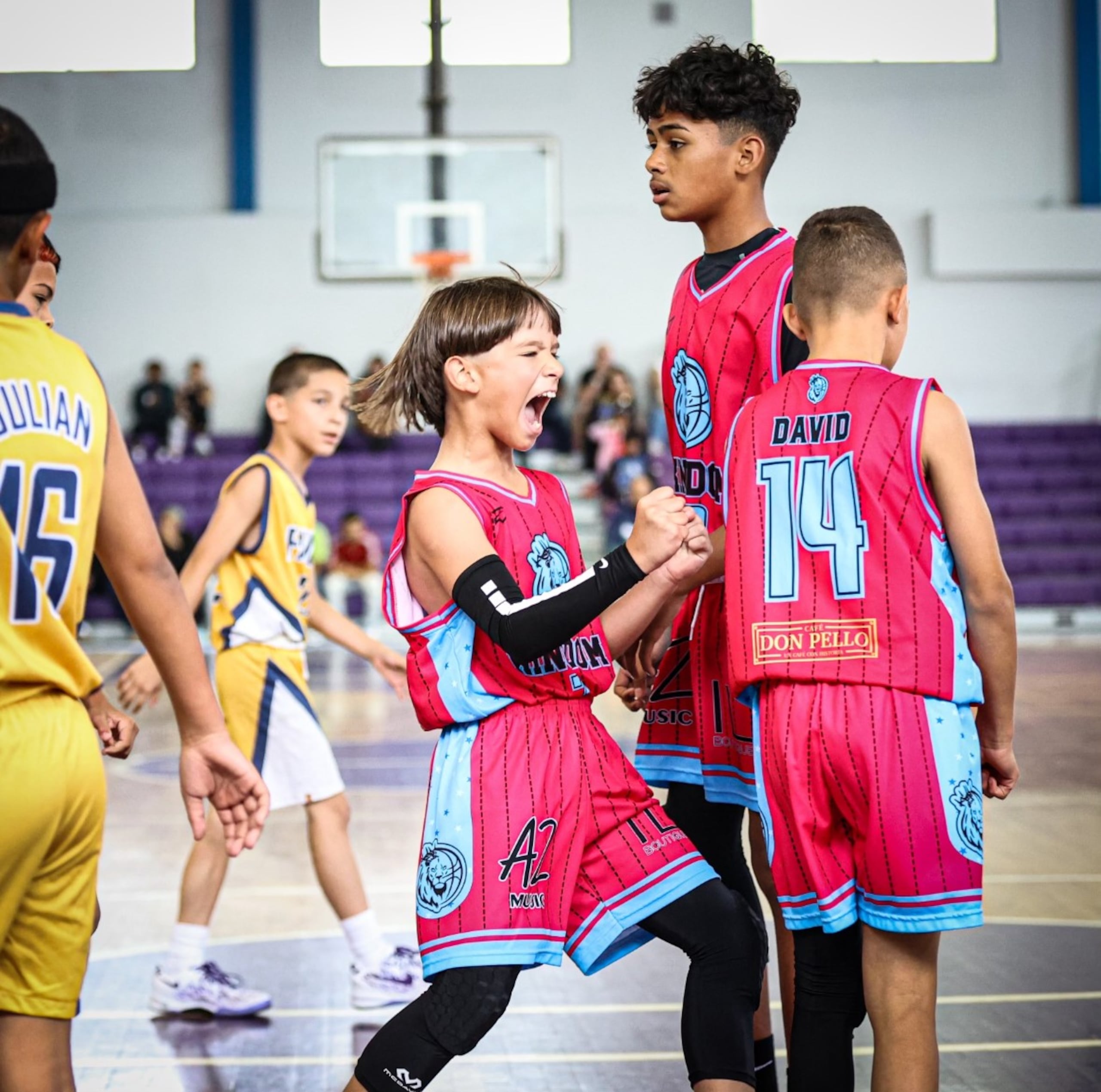 Juan Cardona Jr. anotó hoy miércoles 14 puntos en la victoria 40-15 de Kingdom Christian Academy sobre Family Christian en el torneo mini del campeonato Top Ranked Buzzer Beater.