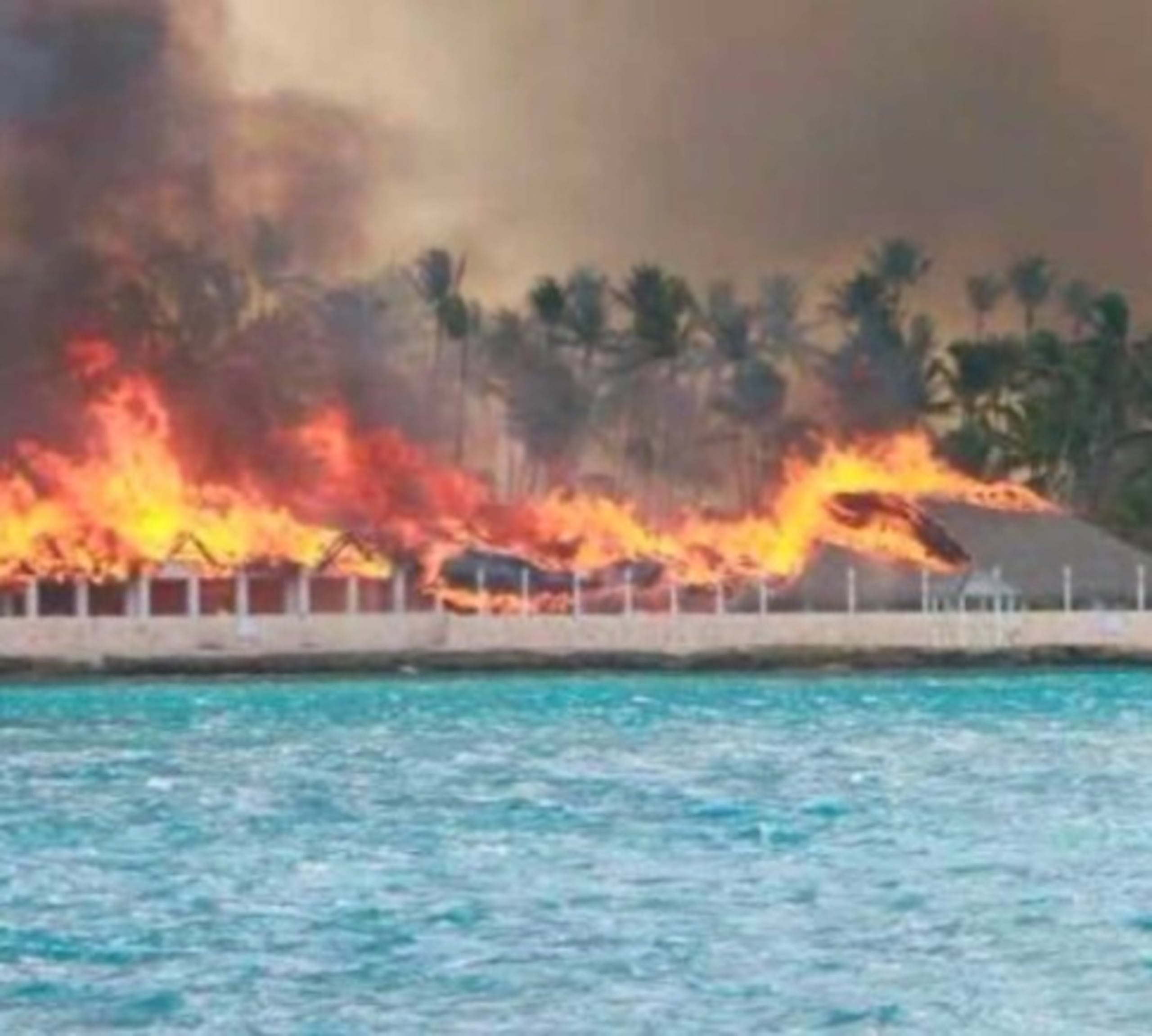 Los techos de paja y el fuerte viento contribuyeron a que el incendio se propagara con rapidez, destruyendo la hospedería.