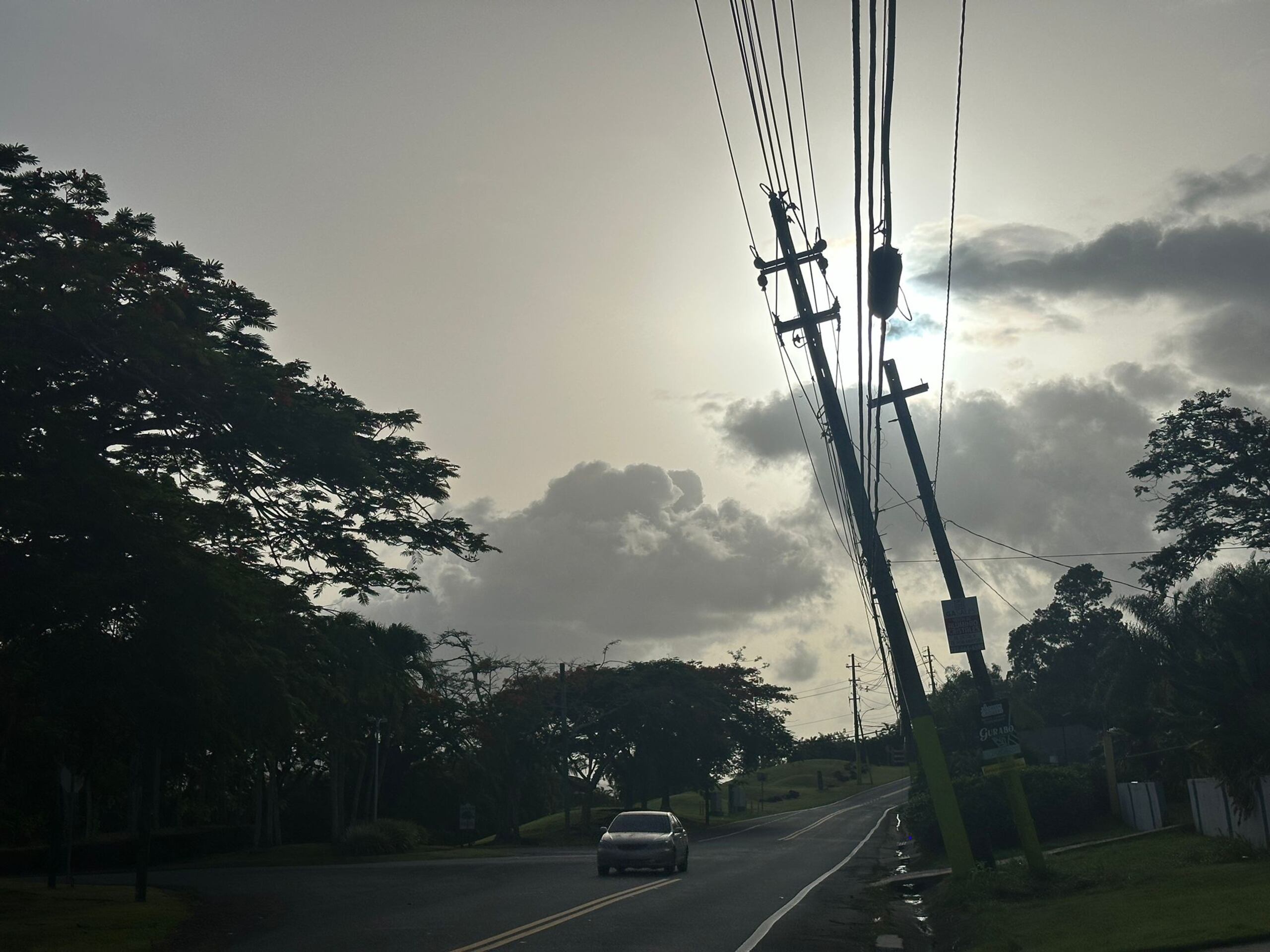 Se reportó una situación con unos postes inclinados que debe ser atendida.