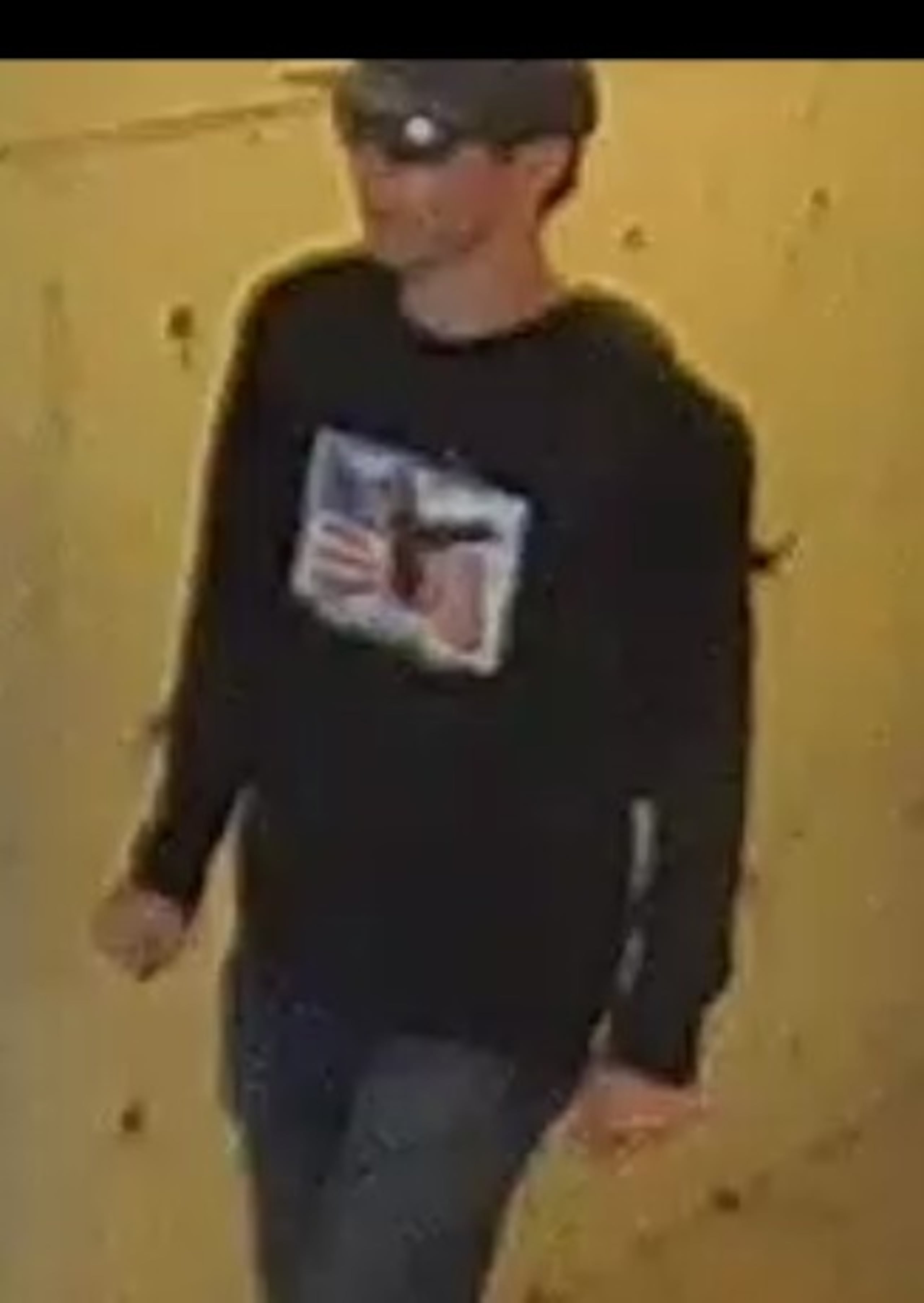 Imagen publicada por el FBI de una persona de interés en el asesinato del activista conservador Charlie Kirk.