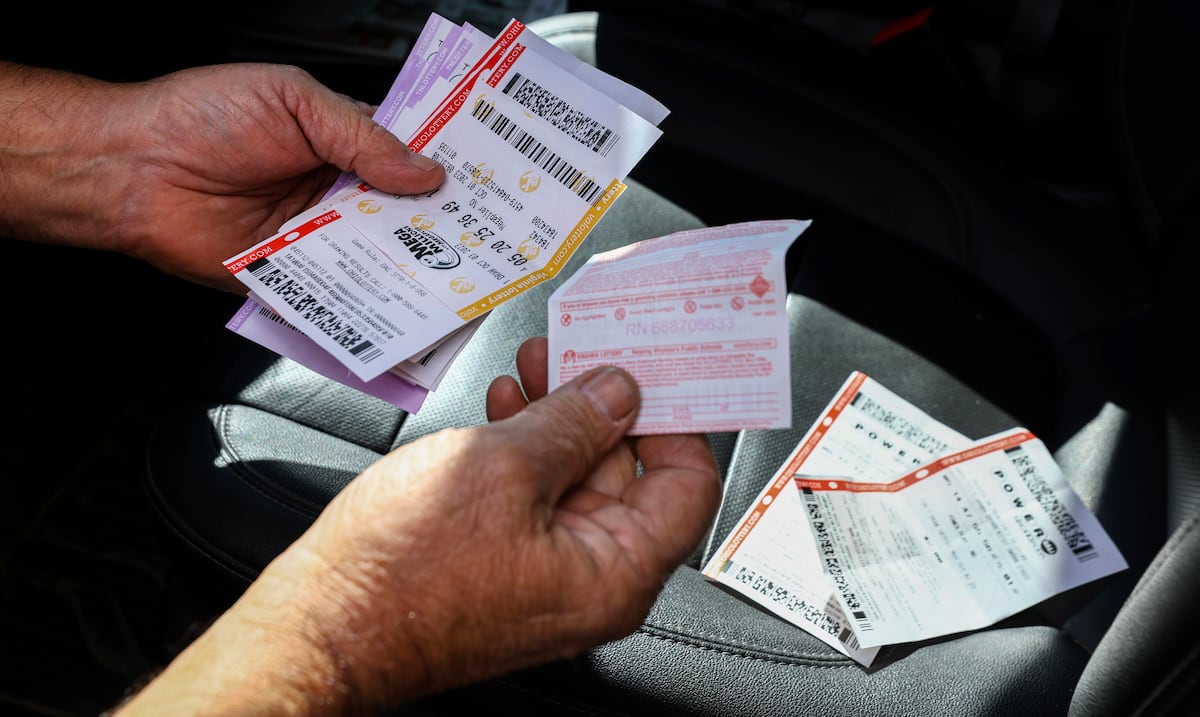 Cajera steals lottery ticket from client who was going to claim his prize