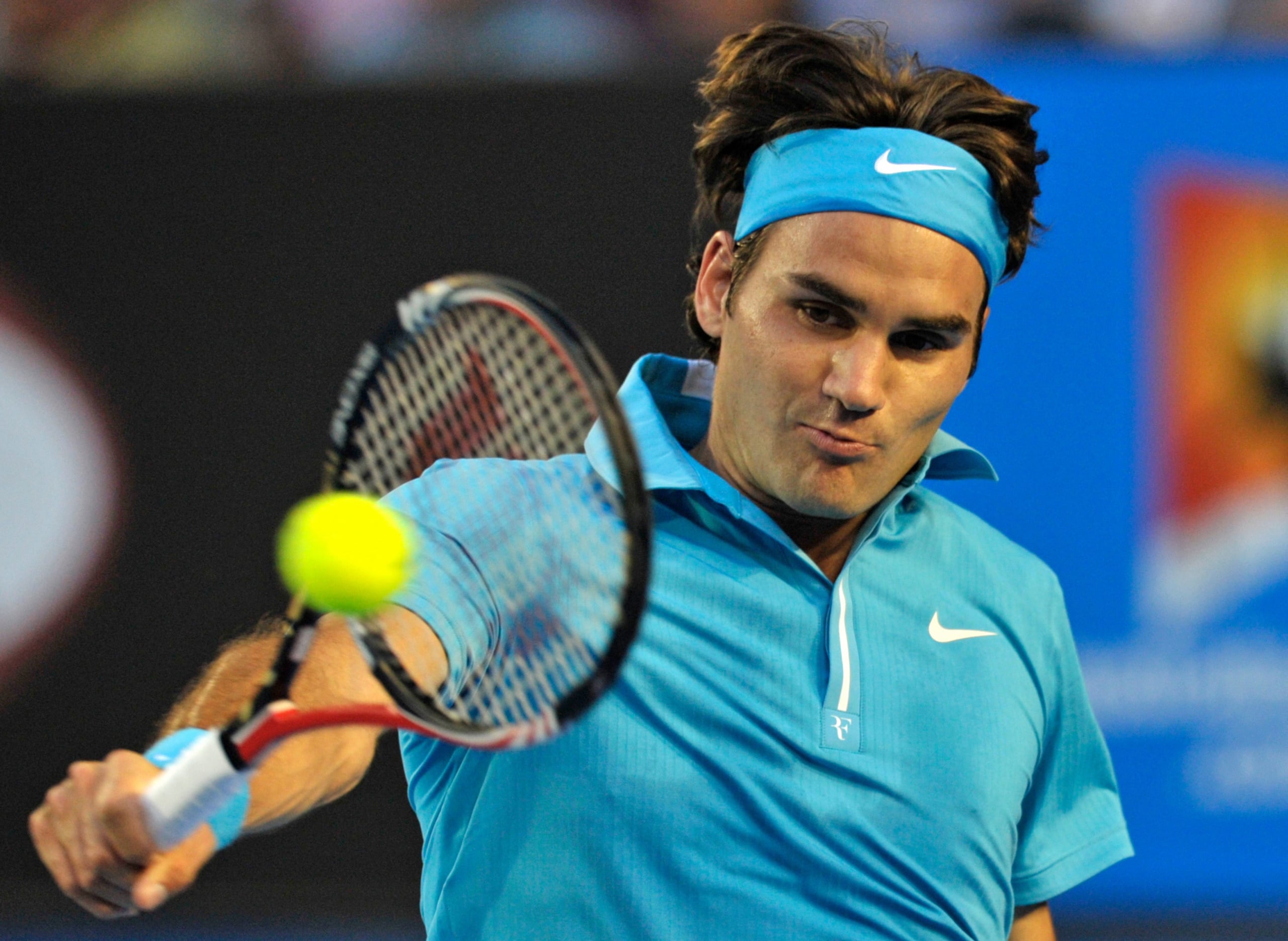 El suizo Roger Federer hace una devolución al francés Jo-Wilfried Tsonga en una semifinal de l Abierto de Australia de 2010.