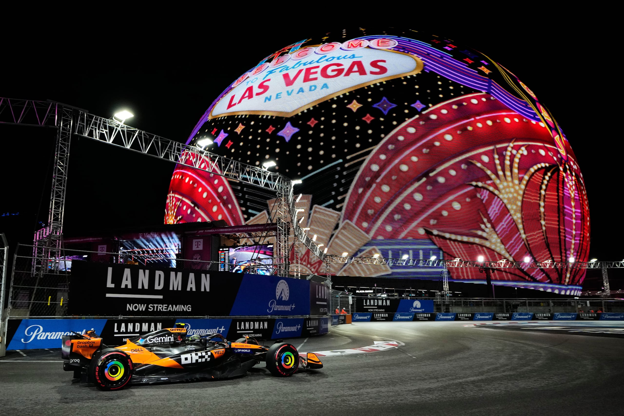 Lando Norris, de McLaren, participa en una sesión de práctica para el Gran Premio de Las Vegas, el viernes 21 de noviembre de 2025 (AP Foto/John Locher)