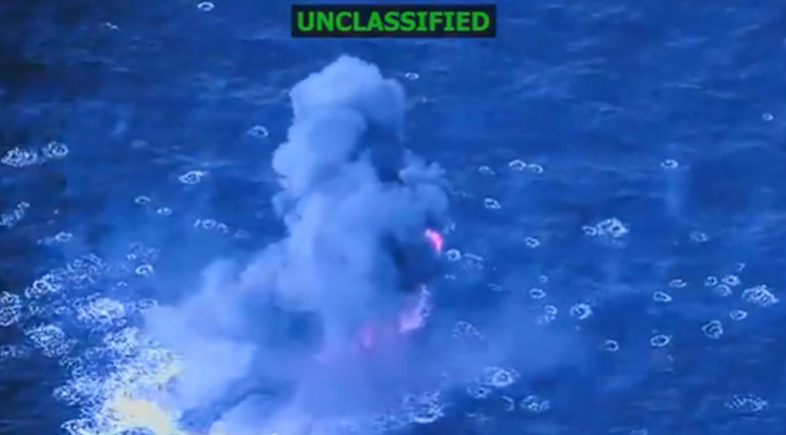 Las dos personas, rescatadas en helicóptero y ahora bajo custodia en un barco, estaban en un buque semisumergible cuando ocurrió el ataque.