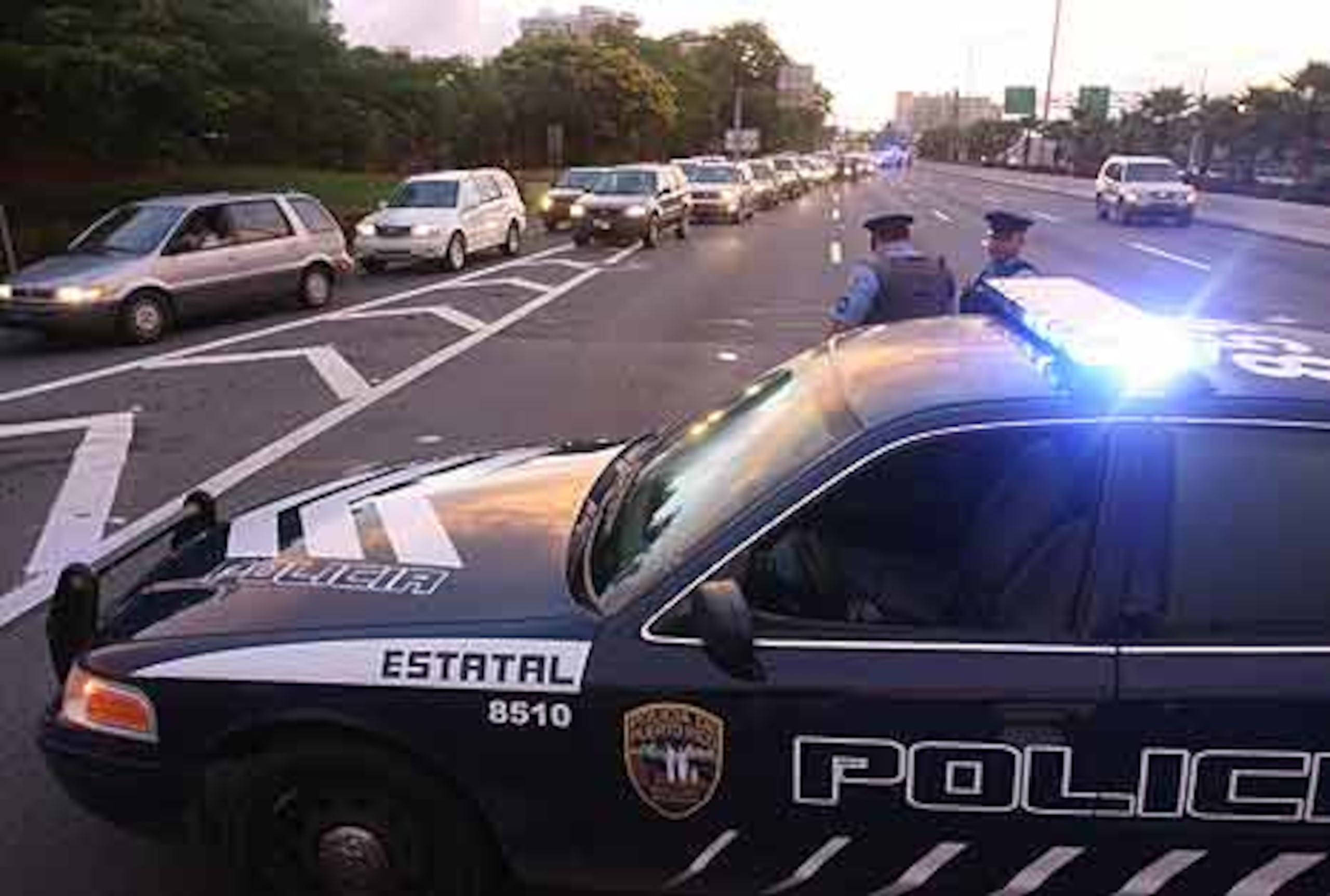 El tránsito en la avenida Baldorioty de Castro fue desviado debido al accidente de  esta madrugada. (Para Primera Hora / Rafael Pichardo)