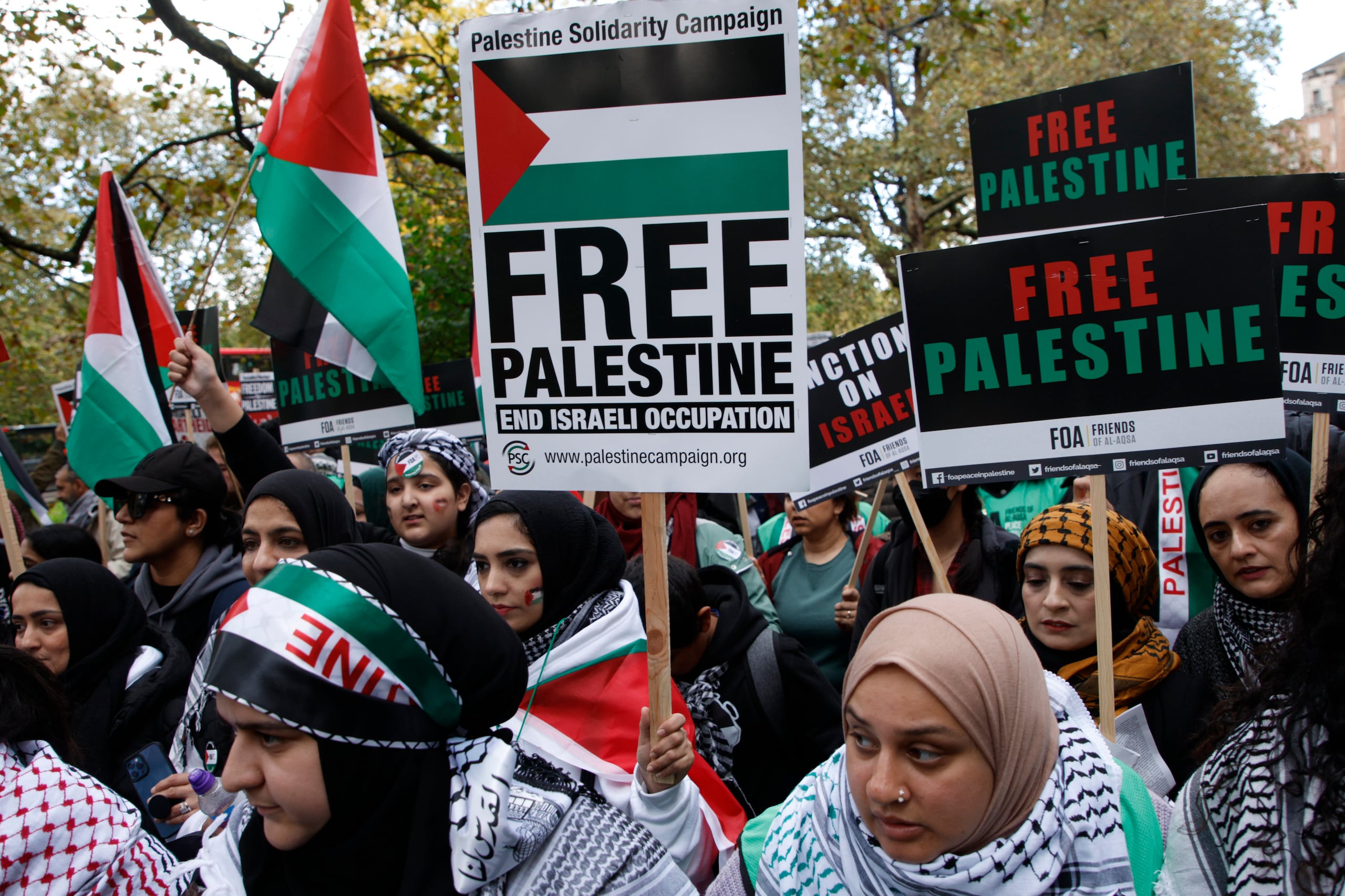 En Londres, las autoridades estimaron en aproximadamente 100 mil, las personas que participaron en las manifestaciones a favor de Palestina.
